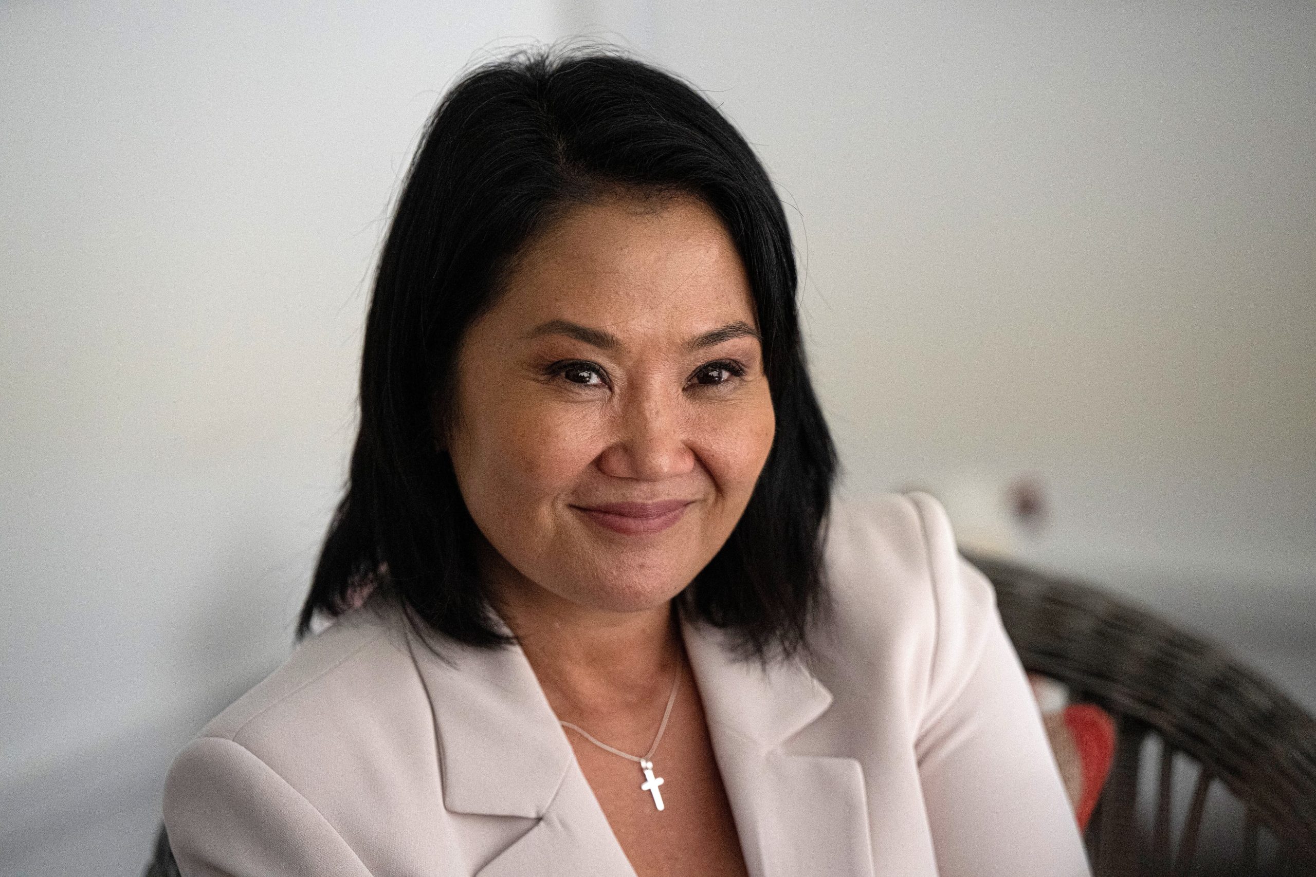 Keiko Fujimori, candidata presidencial en Perú, sonríe durante una entrevista exclusiva donde expuso sus planes de expulsar migrantes indocumentados y fortalecer lazos con la derecha regional. (AFP)