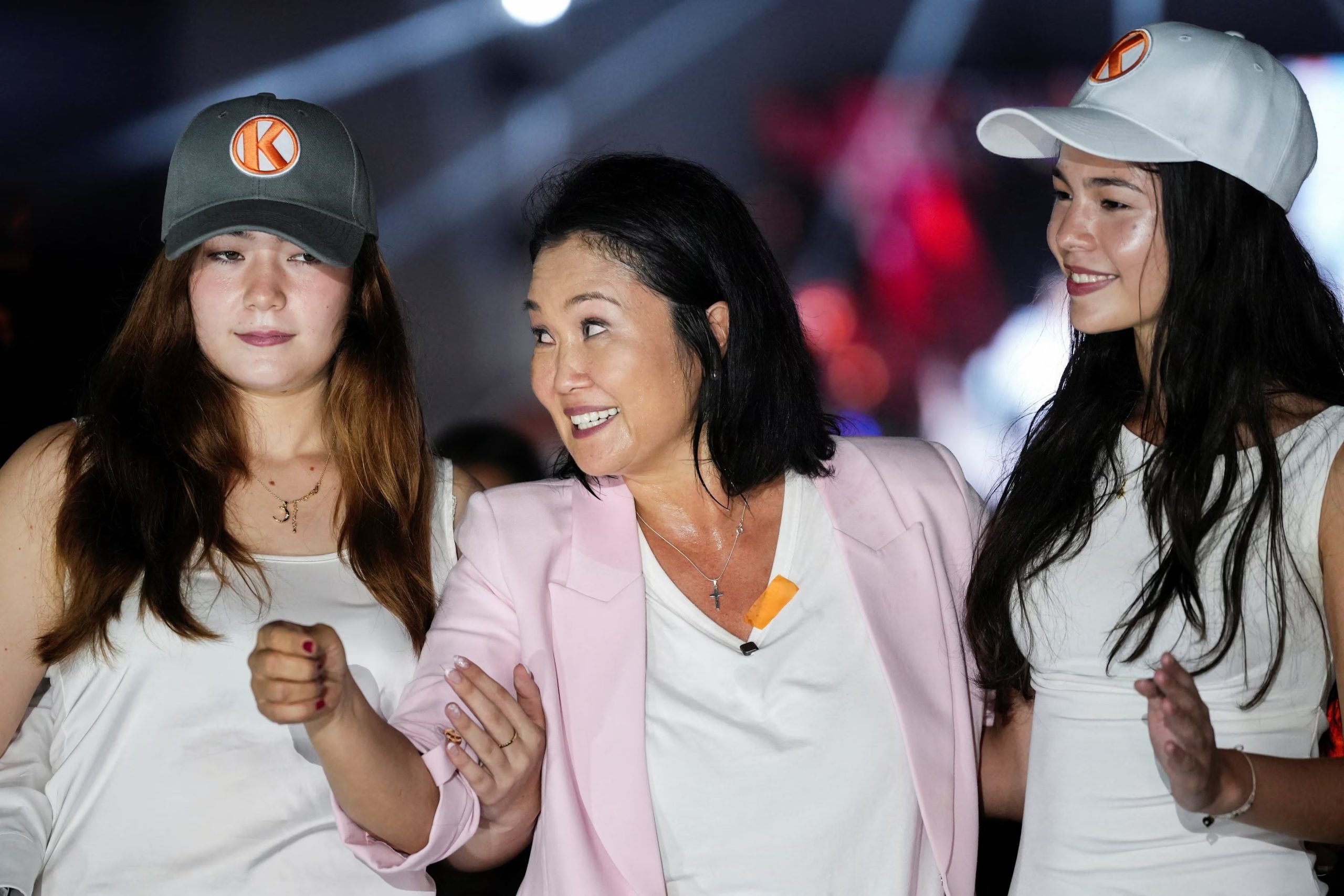 La candidata presidencial Keiko Fujimori, quien realiza su cuarto intento por alcanzar la presidencia del Perú, se encuentra junto a sus hijas Kyara Villanella y Kaori Marcela Villanella durante su mitin de cierre de campaña previo a las elecciones generales del 12 de abril, en Lima, Perú, el 9 de abril de 2026. REUTERS/Angela Ponce