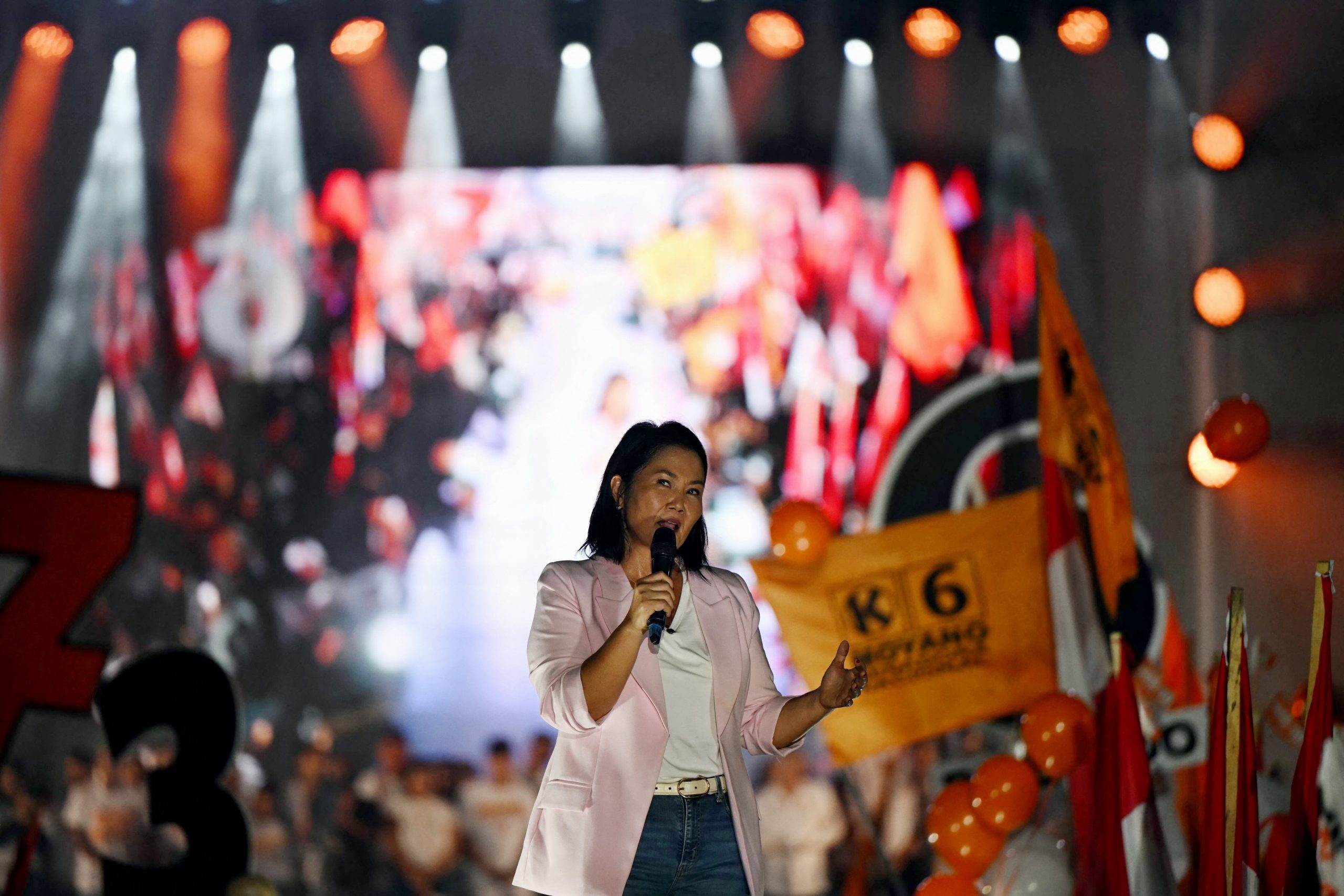 Keiko Fujimori, líder de Fuerza Popular, se dirige a sus seguidores durante un evento de cierre de campaña, marcando el inicio de su ruta hacia las Elecciones Perú 2026. (AFP)