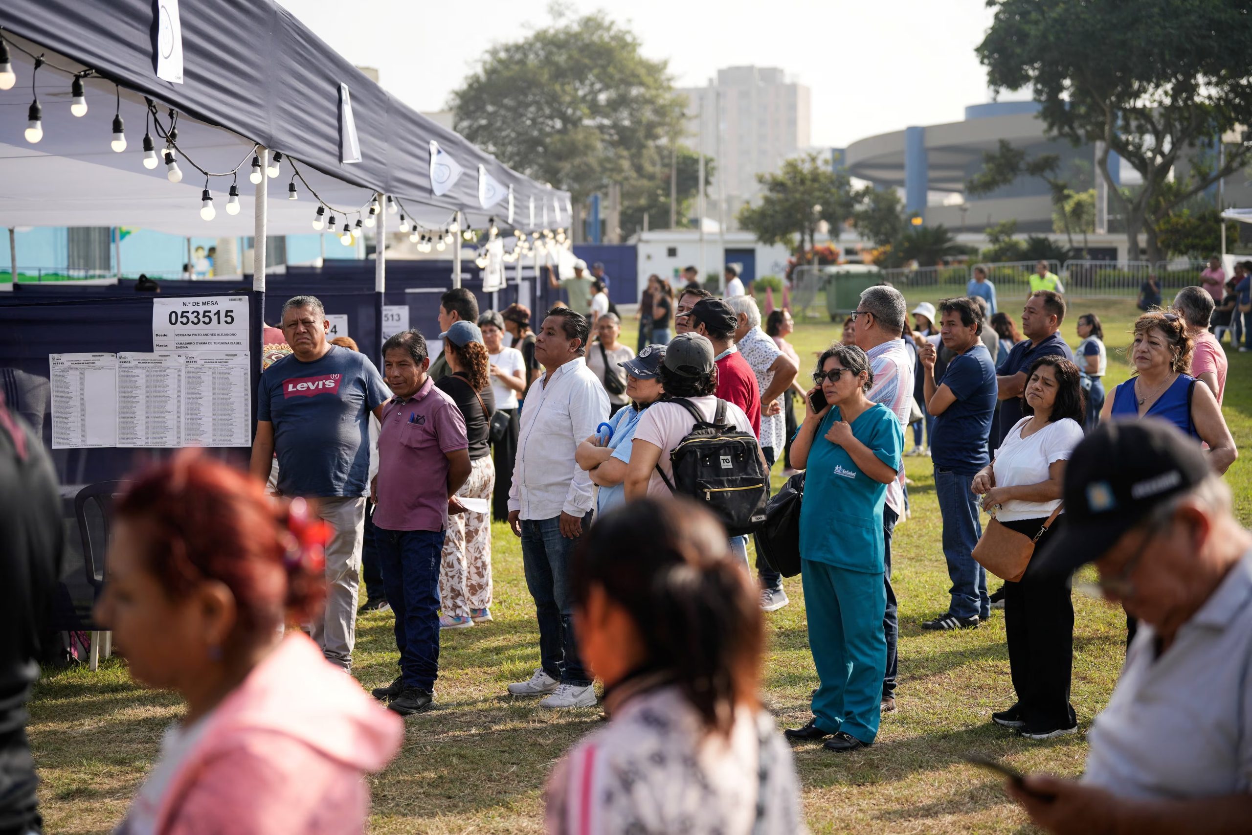 La gente espera en la cola para votar durante las elecciones generales de Perú, en Lima, Perú. 12 de abril de 2026. REUTERS/Angela Ponce