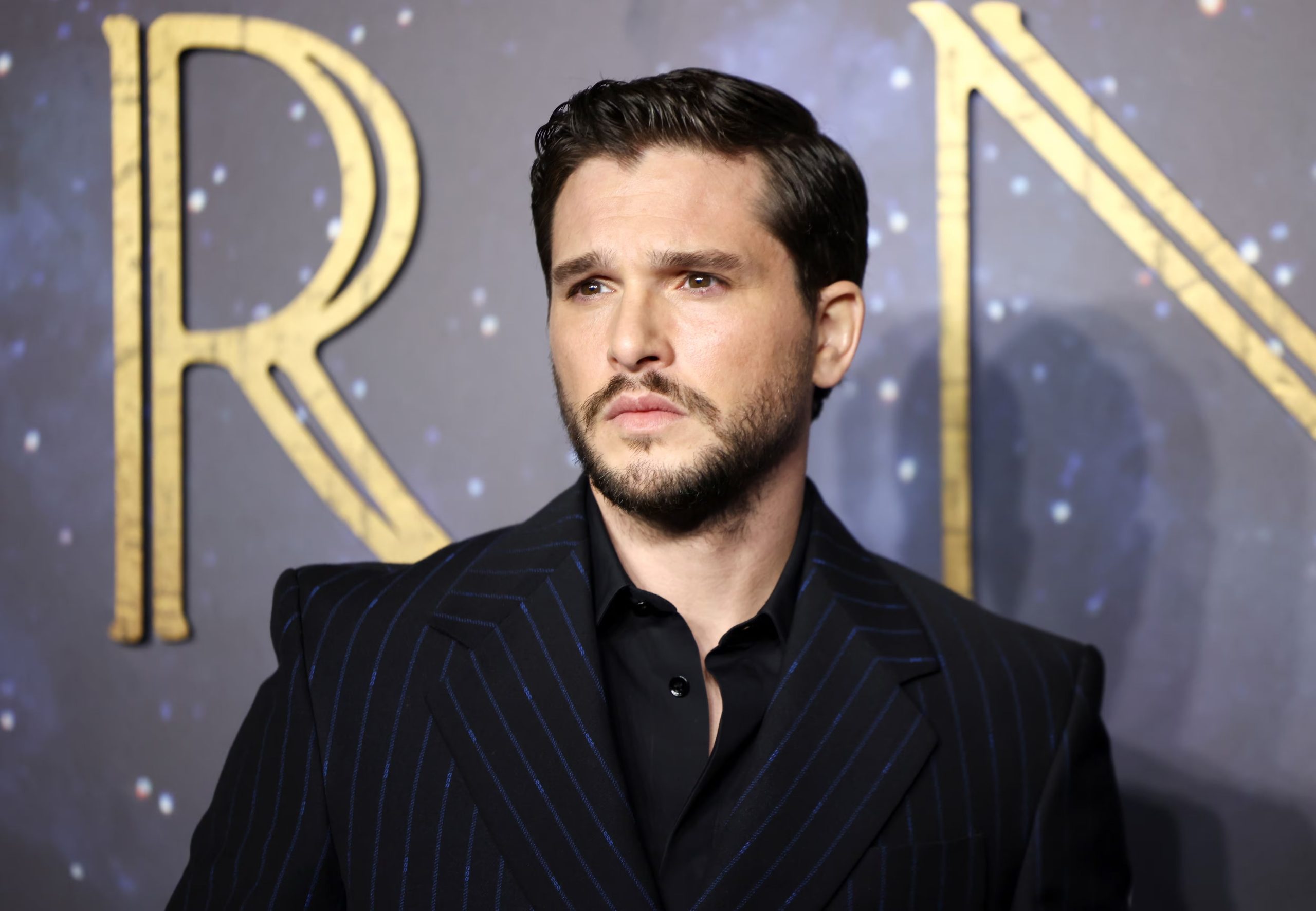La influencia familiar y su formación en el National Youth Theatre impulsaron la carrera de Kit Harington desde sus primeros fracasos profesionales (REUTERS)