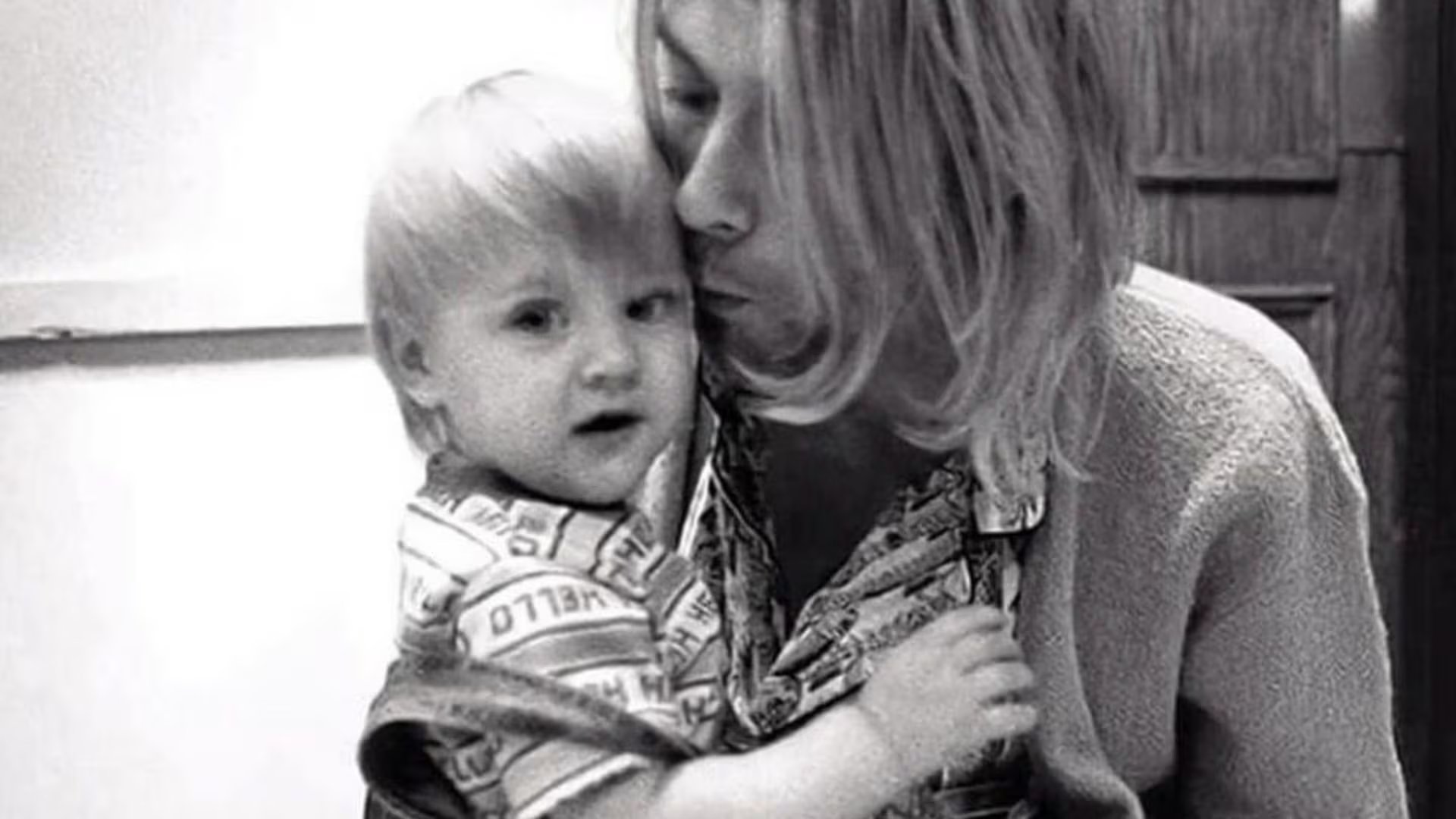 Kurt Cobain junto a su hija Frances Bean Cobain: la niña tenía 20 meses cuando su padre murió (Instagram/@thespacewitch)