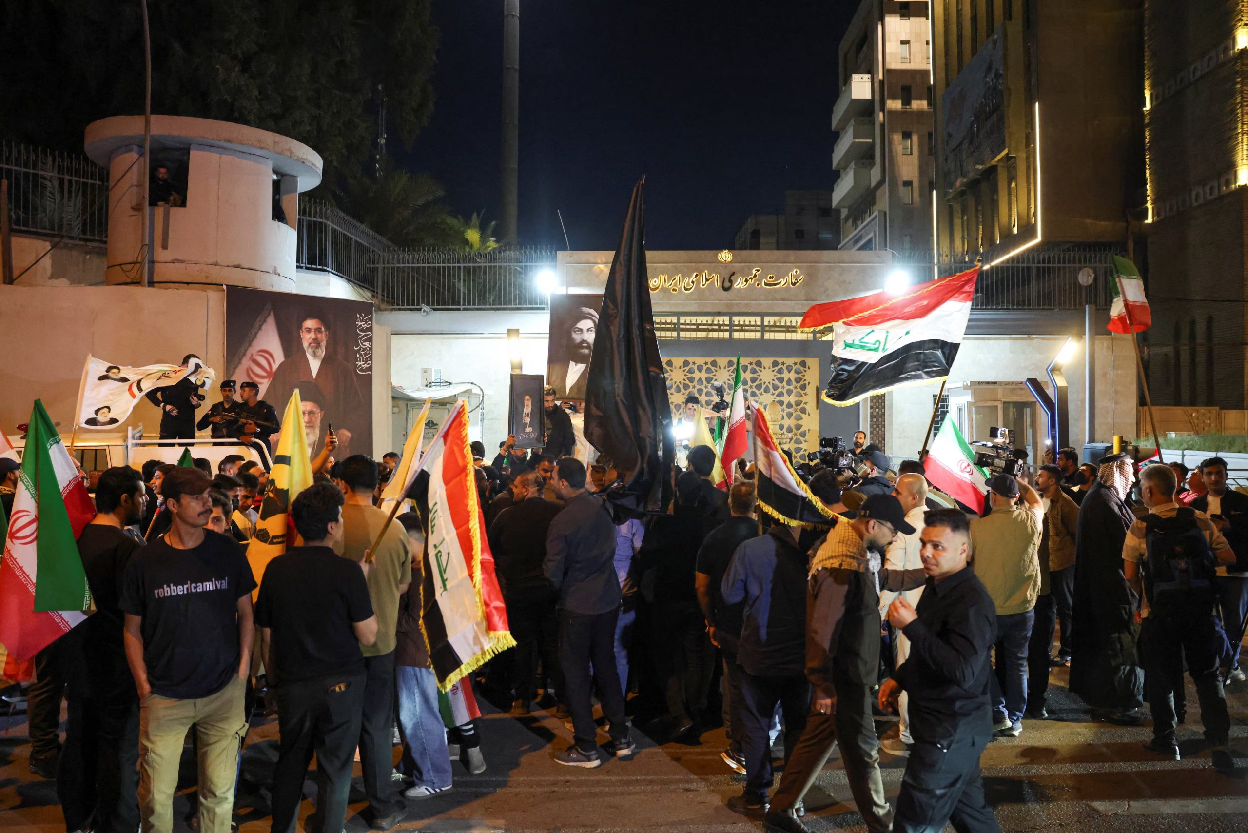 Ciudadanos iraquíes se congregan frente a la embajada iraní tras el anuncio de un alto el fuego entre Irán y Estados Unidos, en el marco del conflicto estadounidense-israelí con Irán, en Bagdad, Irak, el 8 de abril de 2026 (REUTERS)