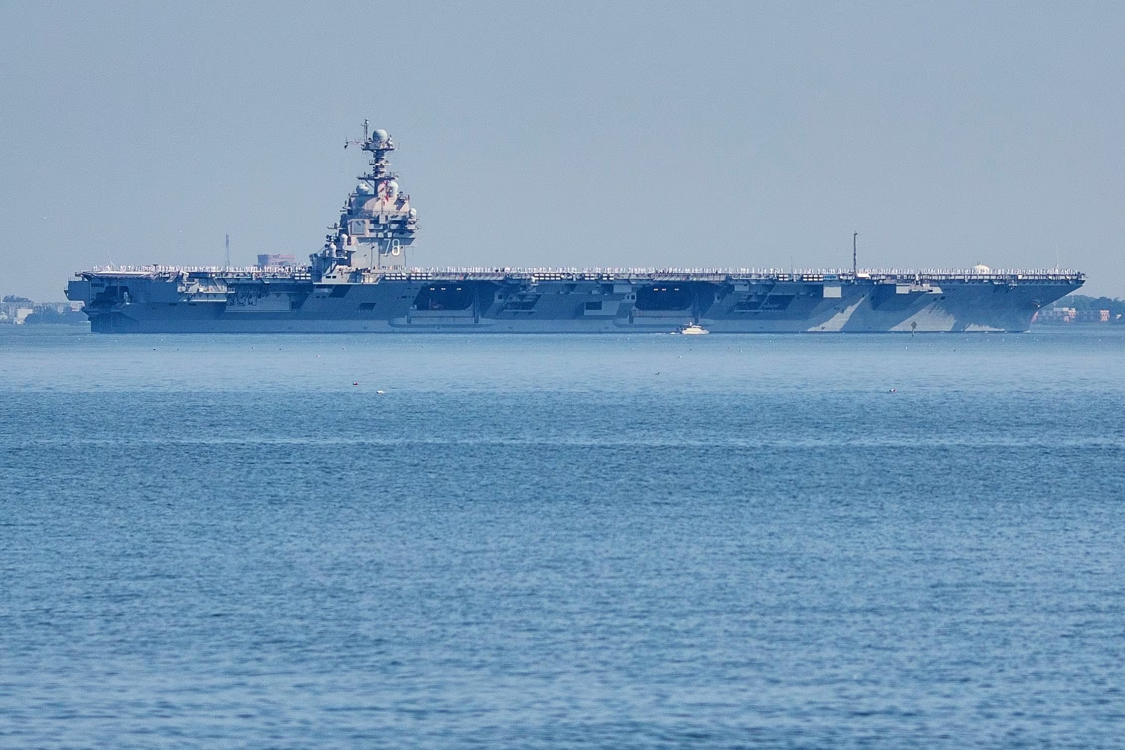 ARCHIVO – El portaaviones USS Gerald R. Ford sale de la Estación Naval Station de Norfolk, el 23 de junio de 2025, en Norfolk, Virginia (AP Foto/John Clark, Archivo)