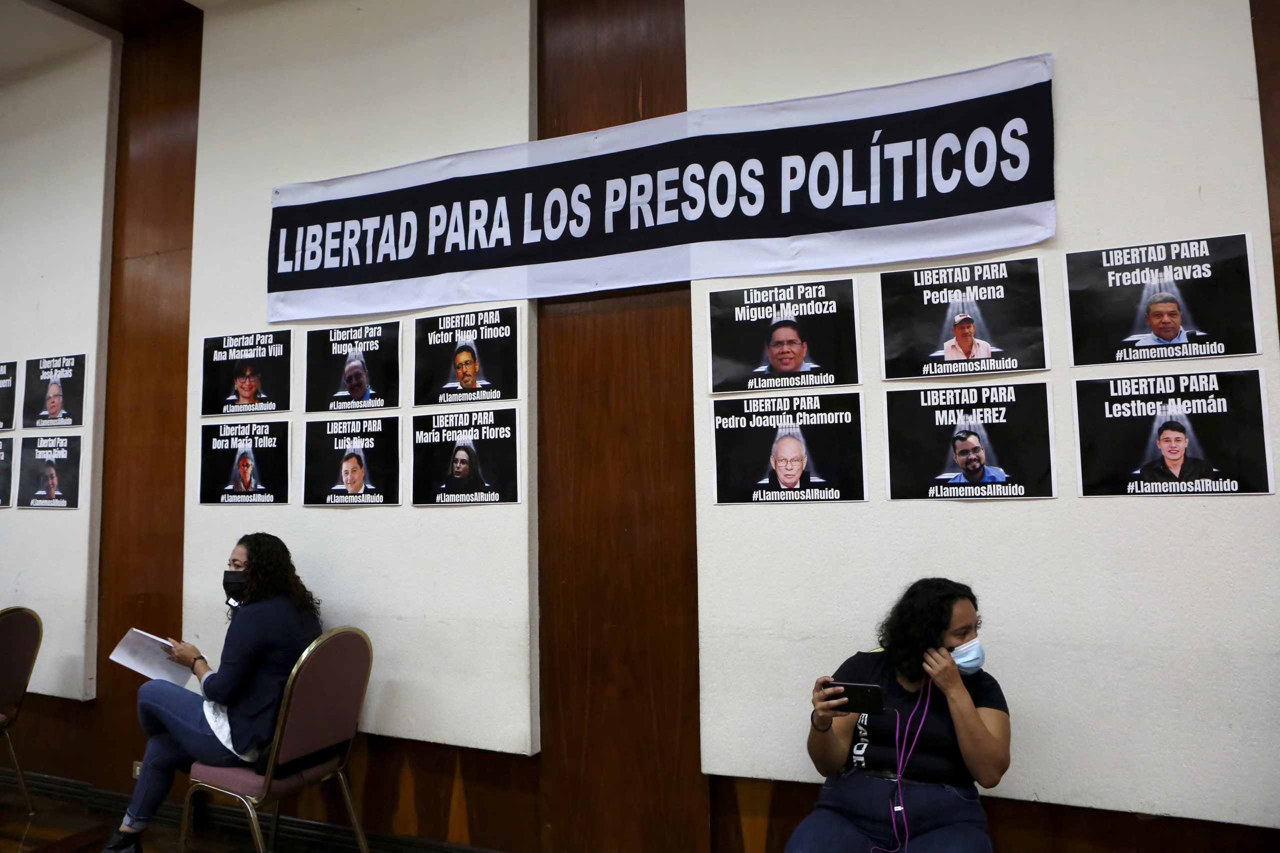 FOTO DE ARCHIVO: Periodistas sentados bajo una pancarta que dice “Libertad para los presos políticos” antes de una conferencia de prensa de exiliados nicaragüenses que denuncian el proceso electoral previo a las elecciones presidenciales y legislativas de Nicaragua del 7 de noviembre, en San José, Costa Rica, 4 de noviembre de 2021. REUTERS/Mayela López/Foto de archivo