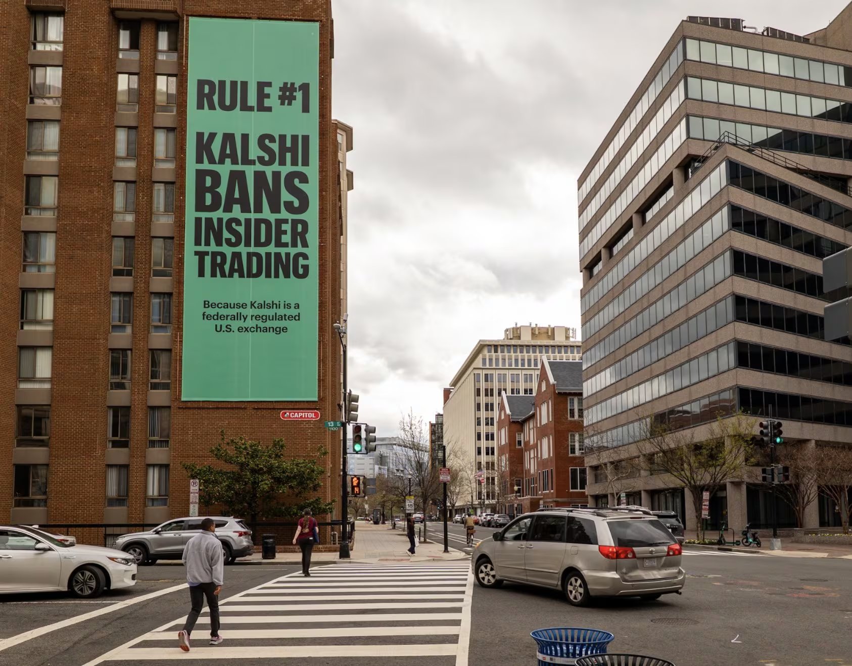 Un cartel publicitario de Kalshi en un edificio de Washington D.C. destaca la prohibición de uso de información privilegiada en su plataforma (X: Kalshi).