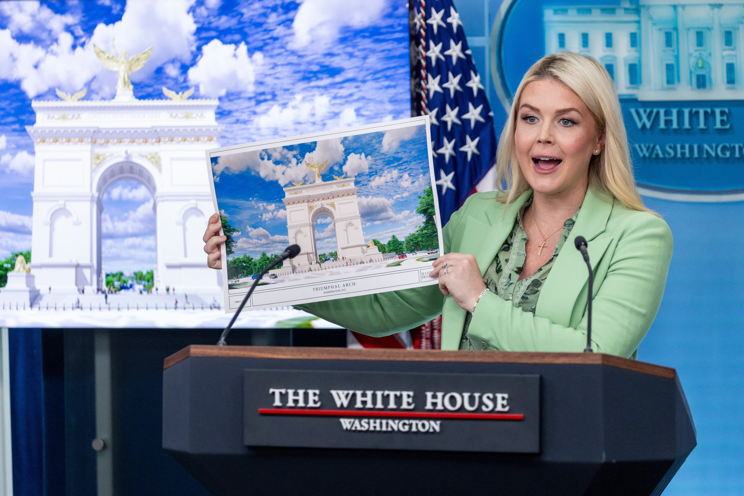 La secretaria de prensa de la Casa Blanca, Karoline Leavitt, muestra una ilustración del Arco del Triunfo que el presidente Trump presentará como proyecto de construcción, durante una rueda de prensa en la Casa Blanca en Washington, D.C., EE.UU., el 15 de abril de 2026. EFE/SHAWN THEW
