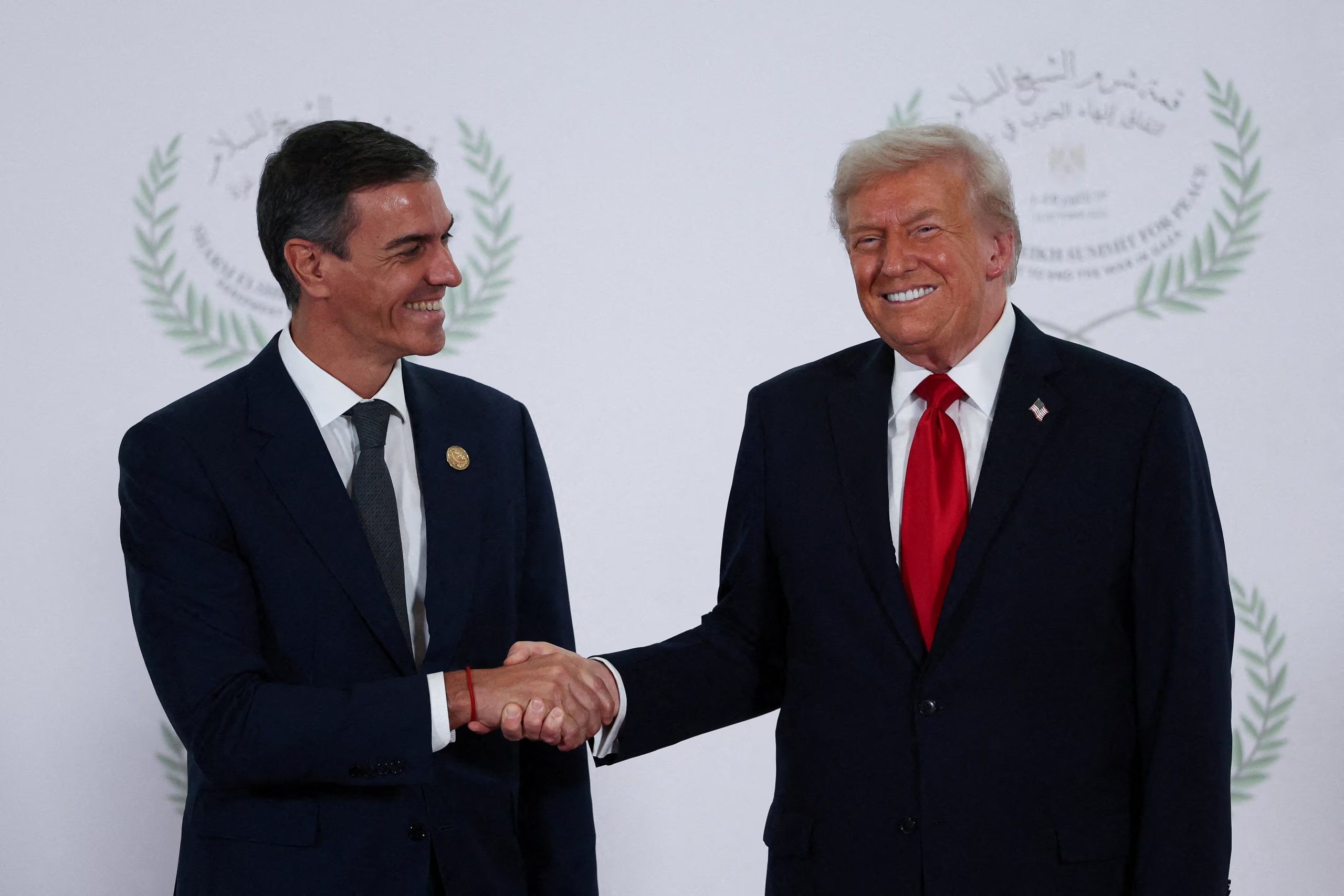 El presidente de Estados Unidos, Donald Trump, y el presidente del Gobierno español, Pedro Sánchez (REUTERS/Suzanne Plunkett/Pool)