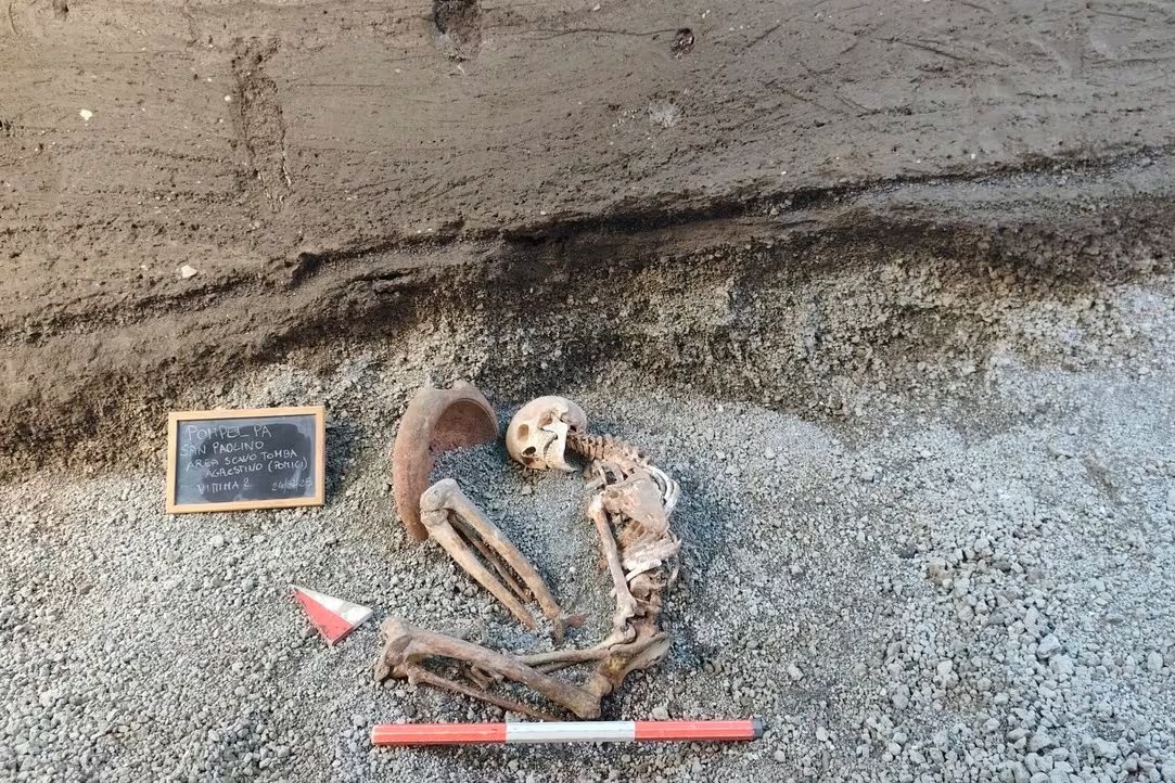 Una víctima de la erupción del Vesubio del año 79 d. C., en el yacimiento arqueológico de Pompeya, cerca de Nápoles, en el sur de Italia. (Ministerio de Cultura italiano vía AP)