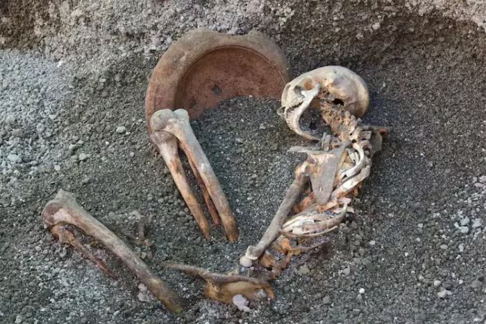 Un hombre que intentó sobrevivir a la tragedia de Pompeya cubriendo su cabeza. (Parque Arqueológico de Pompeya)