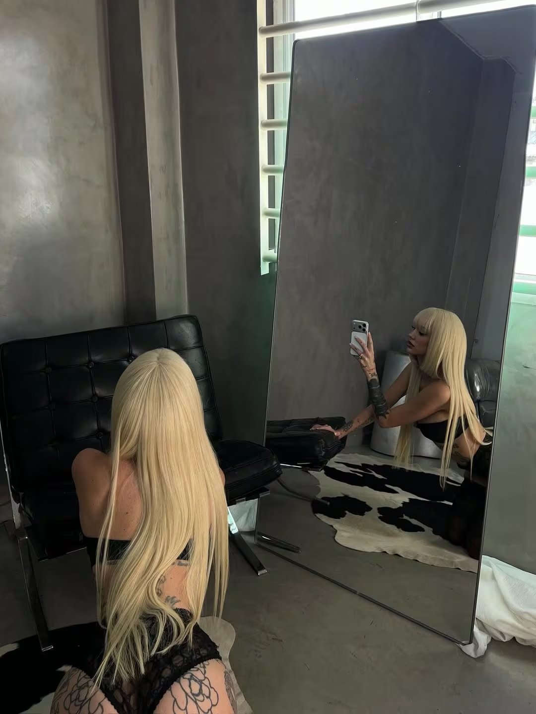 La Joaqui se muestra deslumbrante en lencería negra, capturada en una sesión de fotos donde se refleja su audaz estilo personal.