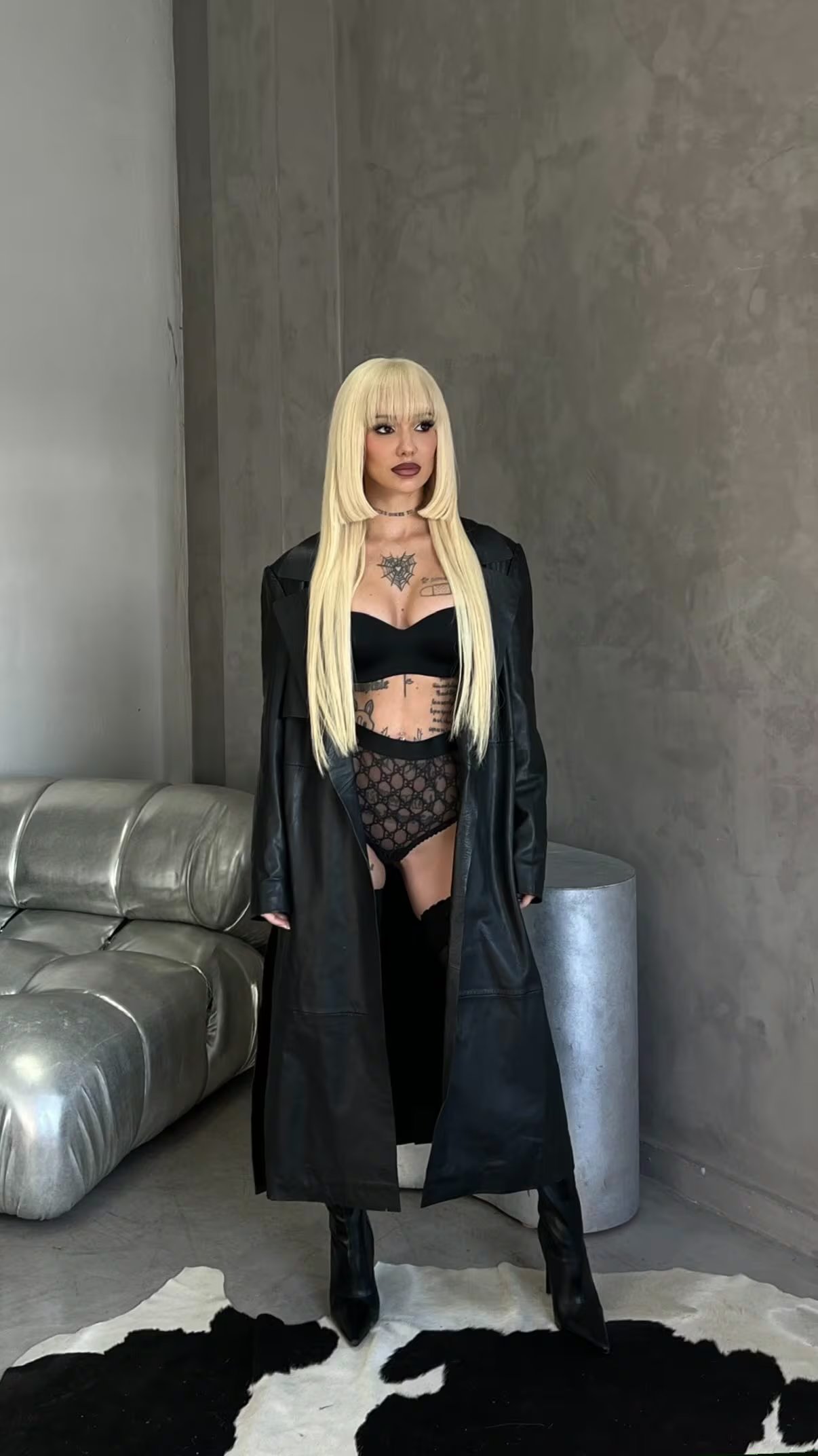 Tapado de cuero largo, bucanera y ropa interior fueron los elegidos por la cantante