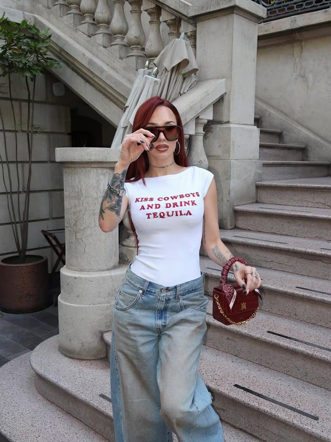 La Joaqui se muestra relajada y a la moda mientras disfruta de unas merecidas vacaciones en México, posando en unas escaleras con un atuendo casual y gafas de sol.