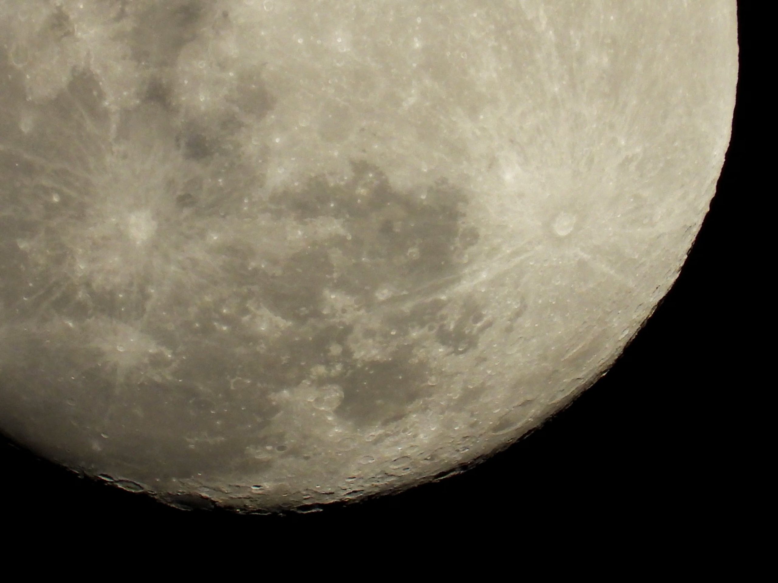 Durante la misión, los astronautas distinguieron montañas al norte y cráteres emblemáticos como Tycho y Copérnico en la superficie lunar (REUTERS/Jon Nazca)