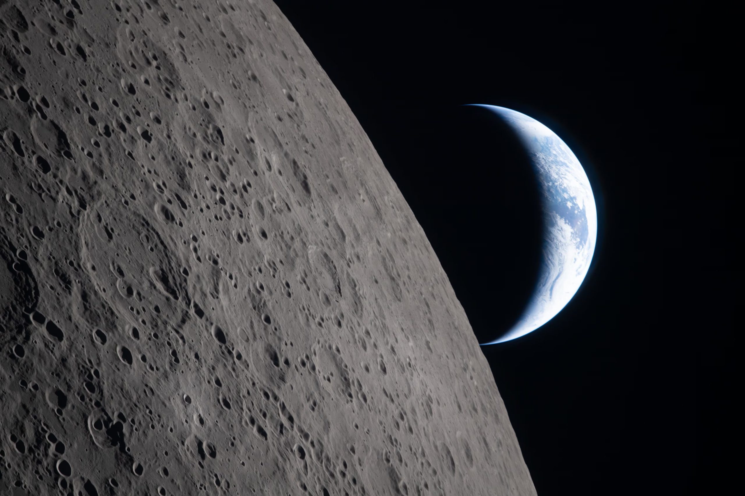 En la imagen, proporcionada por la NASA, la tripulación de Artemis II captó esta vista donde la Tierra se oculta tras la Luna durante su sobrevuelo lunar, el lunes 6 de abril de 2026. (NASA vía AP)