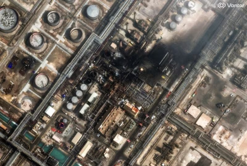 Imagen satelital muestra humo sobre la refinería de Ras Tanura, Arabia Saudita, tras un ataque iraní con drones. El cierre del estrecho de Ormuz y los daños a infraestructuras han disparado el crudo cerca de los 120 dólares por barril. (Vantor/entrega vía Reuters/archivo)
