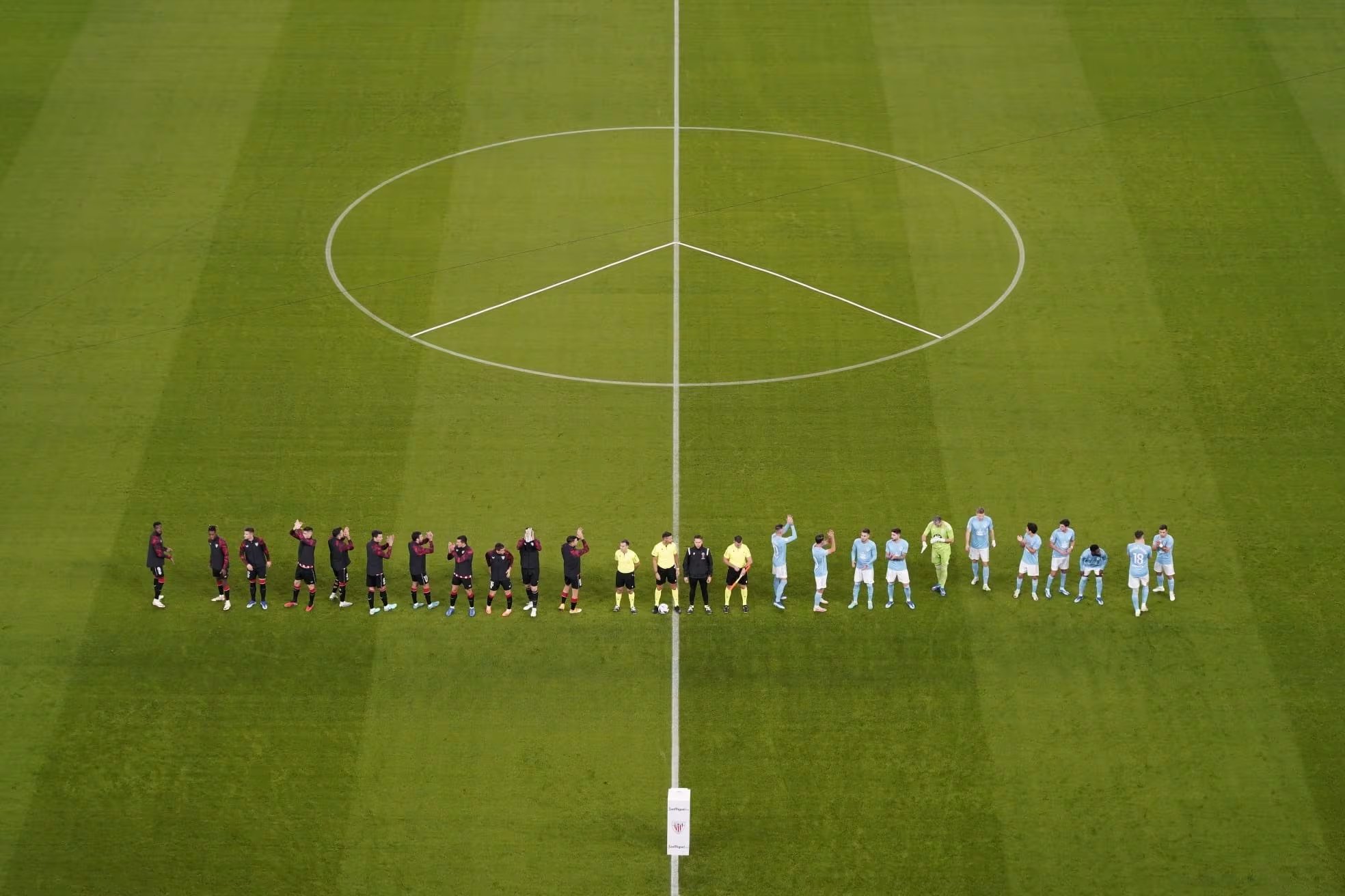 Gerald Holtom, creador del símbolo de la paz, nunca lo registró ni quiso cobrar derechos de autor para que cualquier persona o movimiento pacifista del mundo pudiera utilizarlo (Athletic Club/Europa Press)