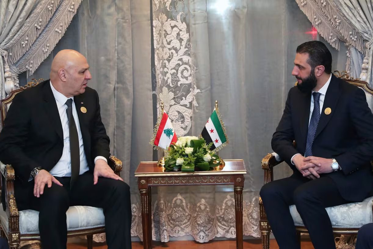 El presidente libanés Joseph Aoun (izq) con el presidente interino de Siria Ahmad al-Sharaa (AP)