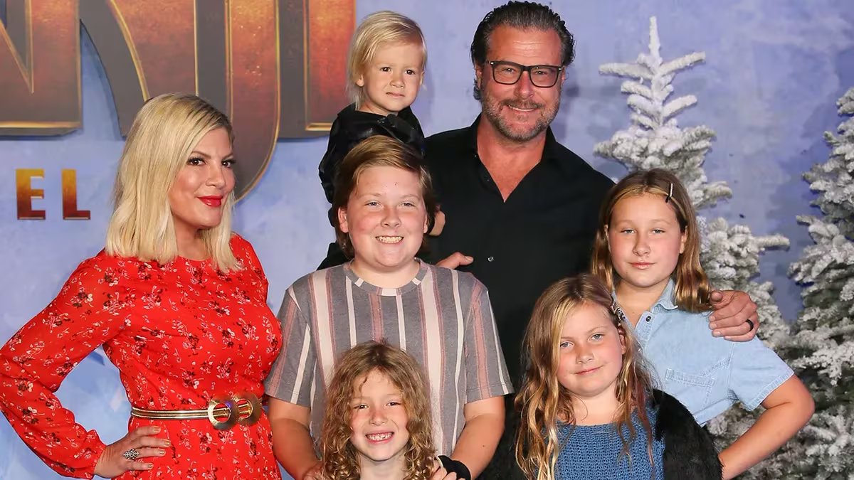 Tori Spelling y su familia numerosa. Cuatro de sus cinco hijos iban con ella en el coche.