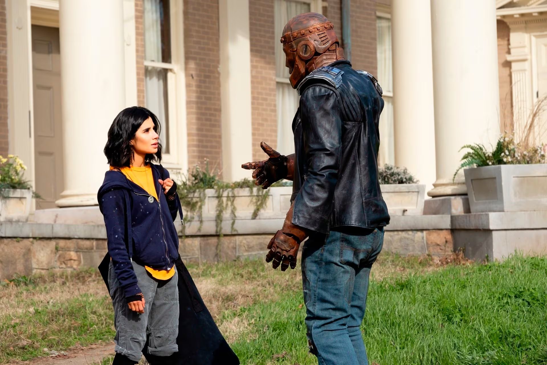 Diane Guerrero (i) en una escena de la serie 