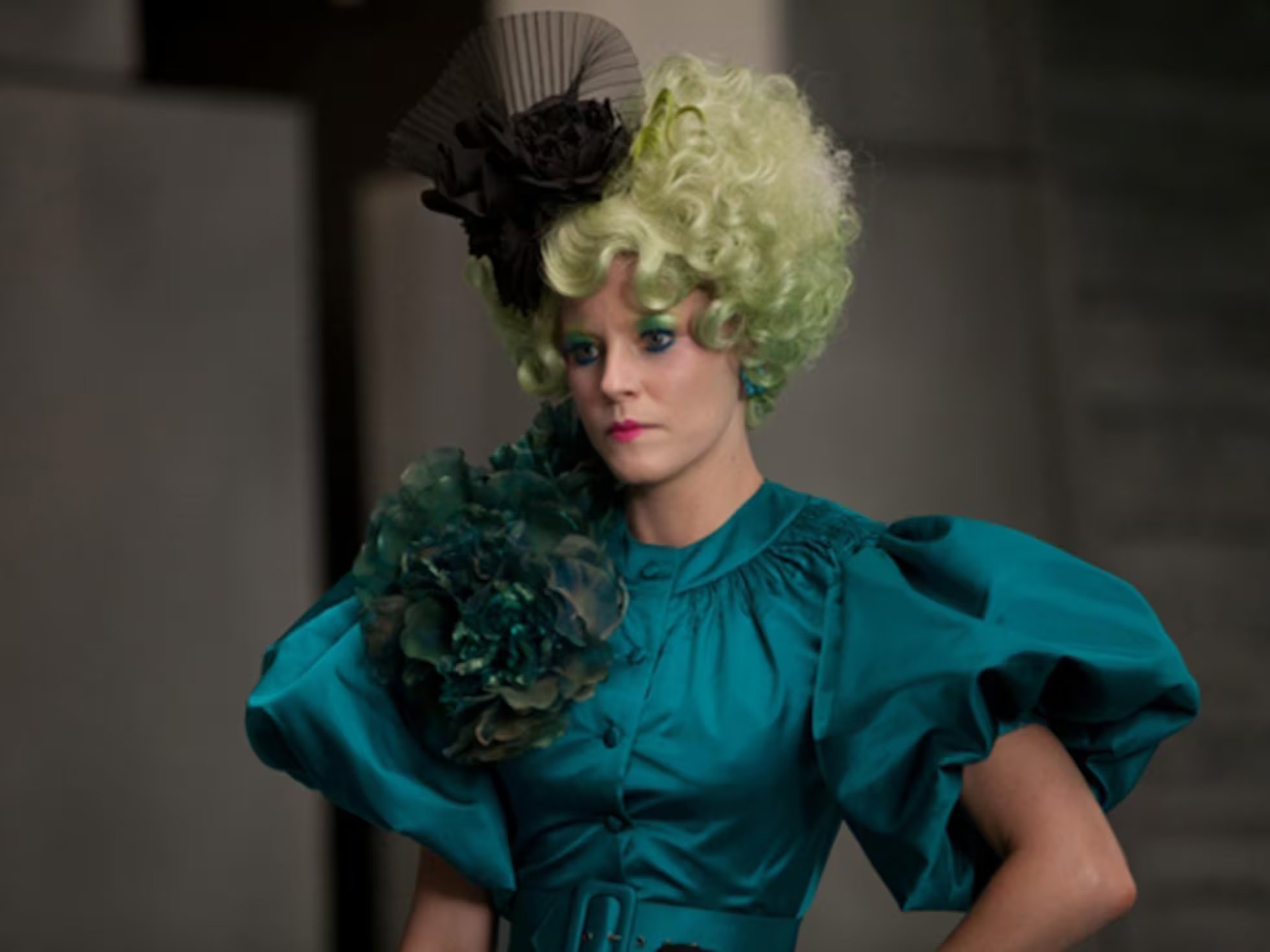 Elizabeth Banks como Effie Trinket en 'Los juegos del hambre'