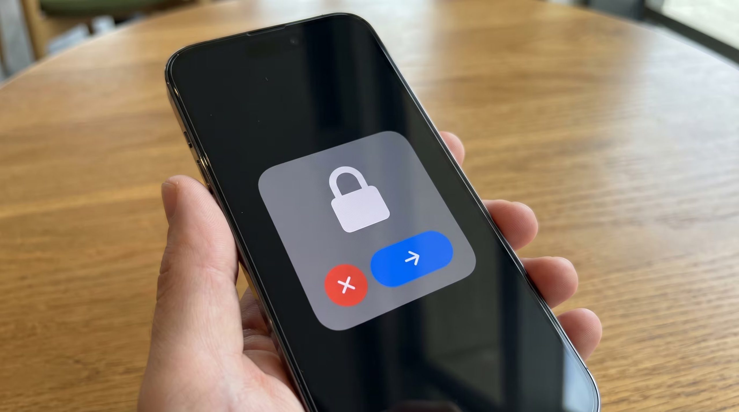 La modificación del teclado checo en iOS 26.4 elimina el háček pero lo mantiene en otras aplicaciones fuera de la pantalla de acceso. (Imagen Ilustrativa Infobae)