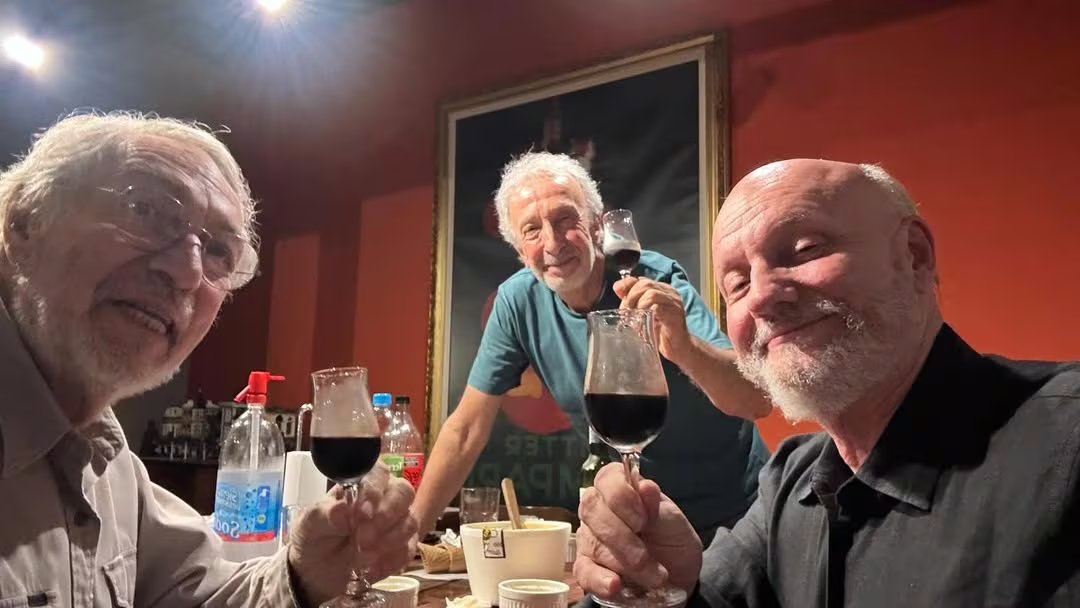 Brindis de amigos: Luis Brandoni, Eduardo Blanco y Juan José Campanella
