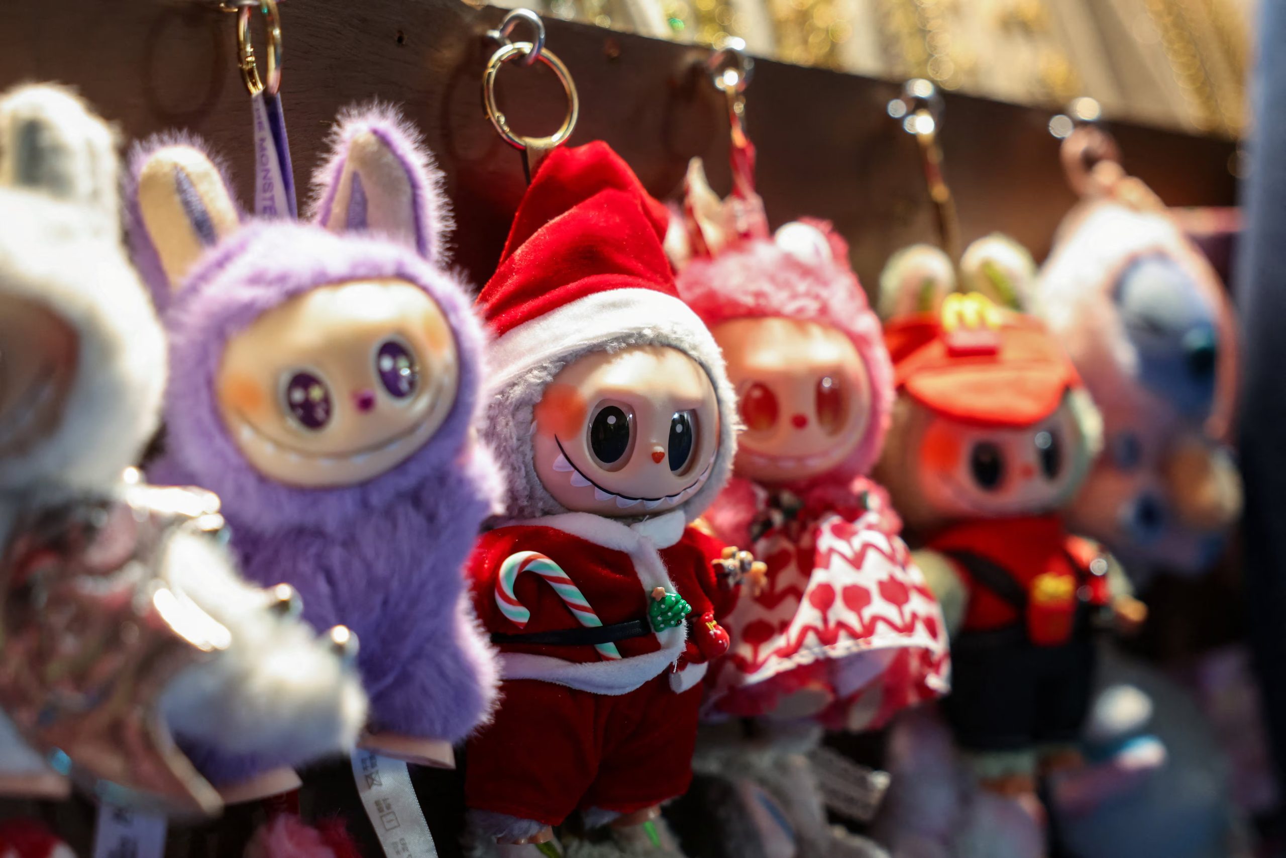 Un Labubu vestido de Papá Noel se expone a la venta en un mercadillo navideño en Times Square, en Manhattan (REUTERS/Kylie Cooper)