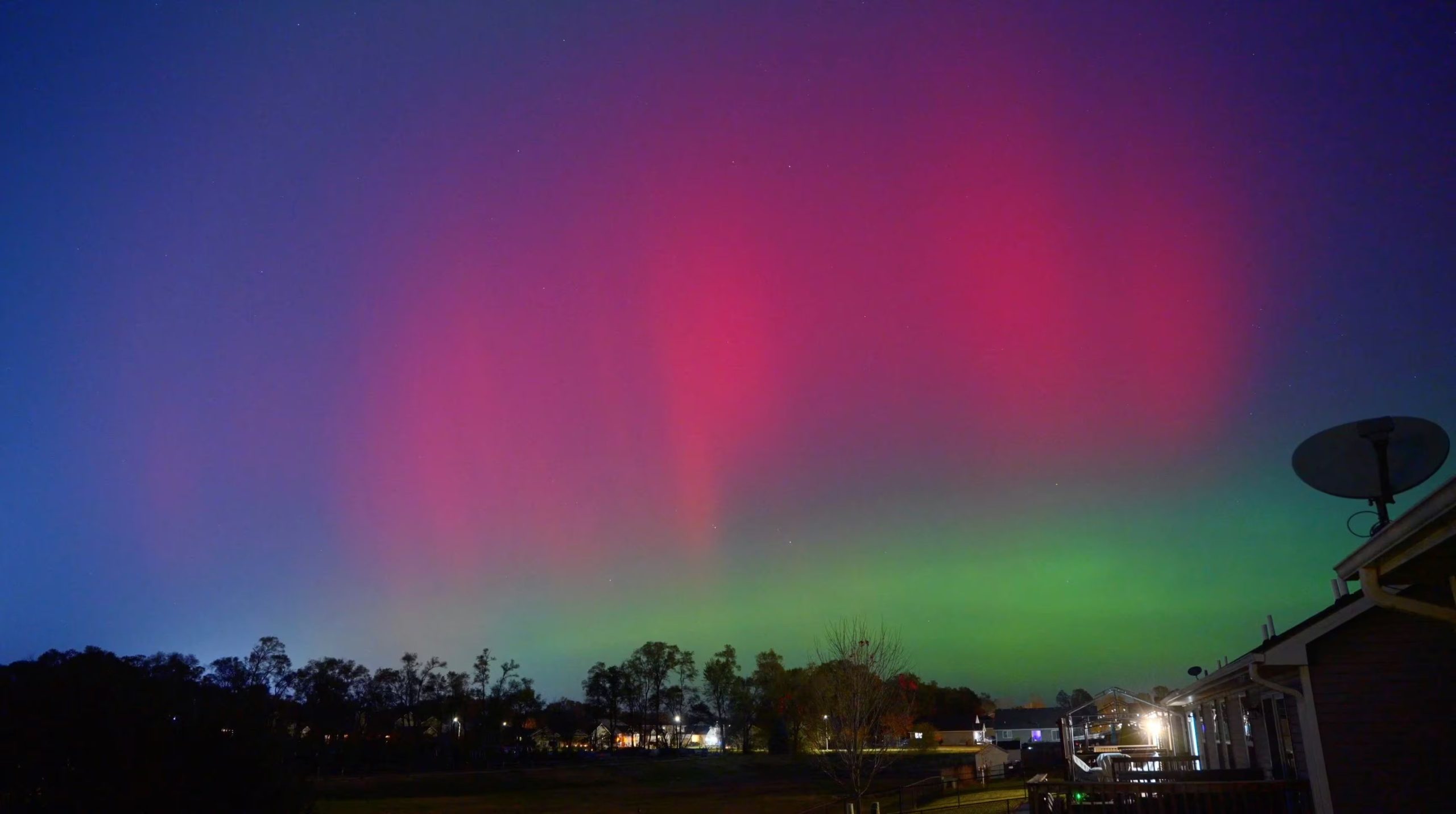 Auroras boreales se observaron en Johnston, Iowa, el 11 de noviembre de 2025 (Brian Owens/via REUTERS).
