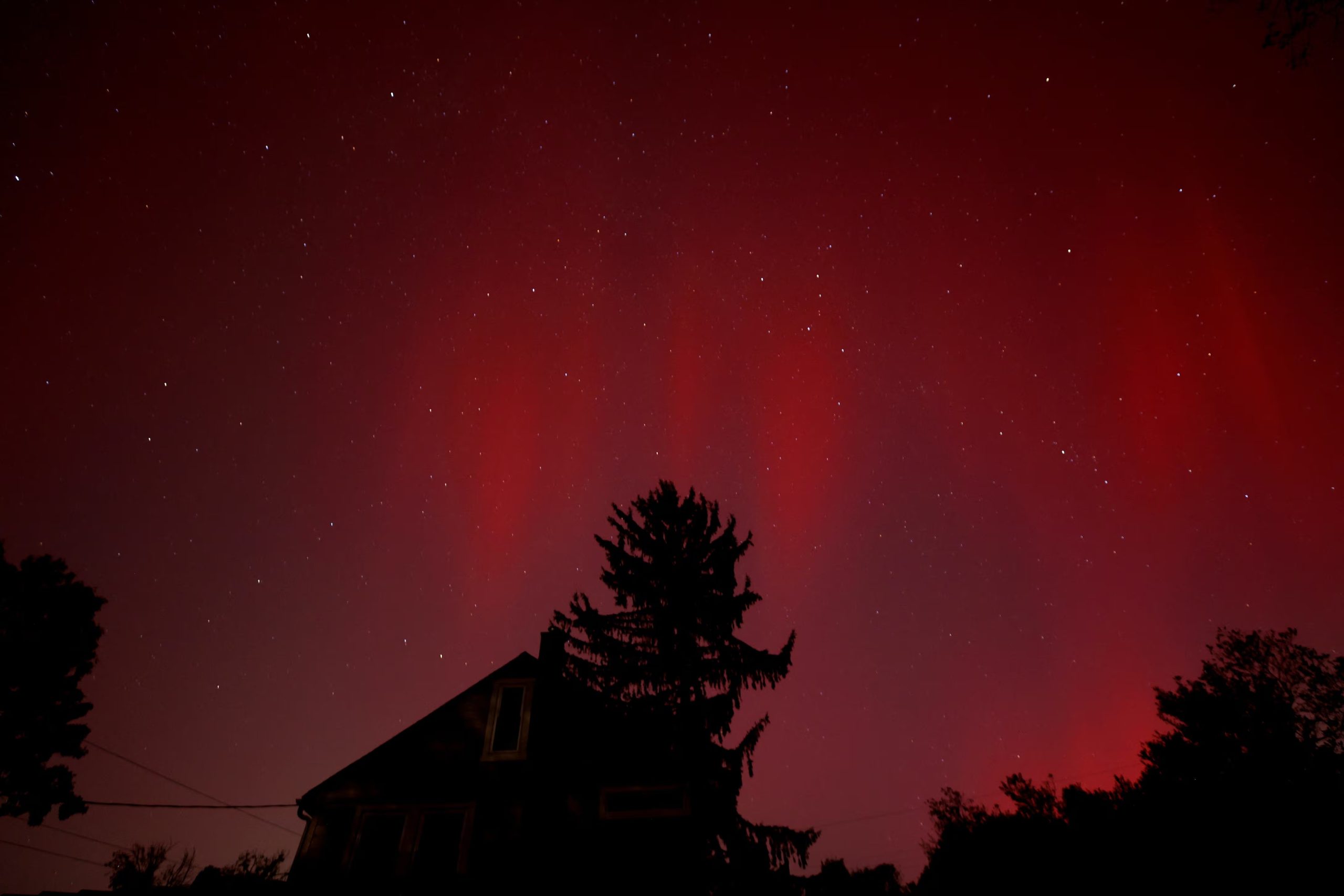 El colorido de la aurora boreal varía por los gases atmosféricos: el oxígeno produce verdes, amarillos y rojos, el nitrógeno origina tonos azules intensos (REUTERS/Jonathan Drake).