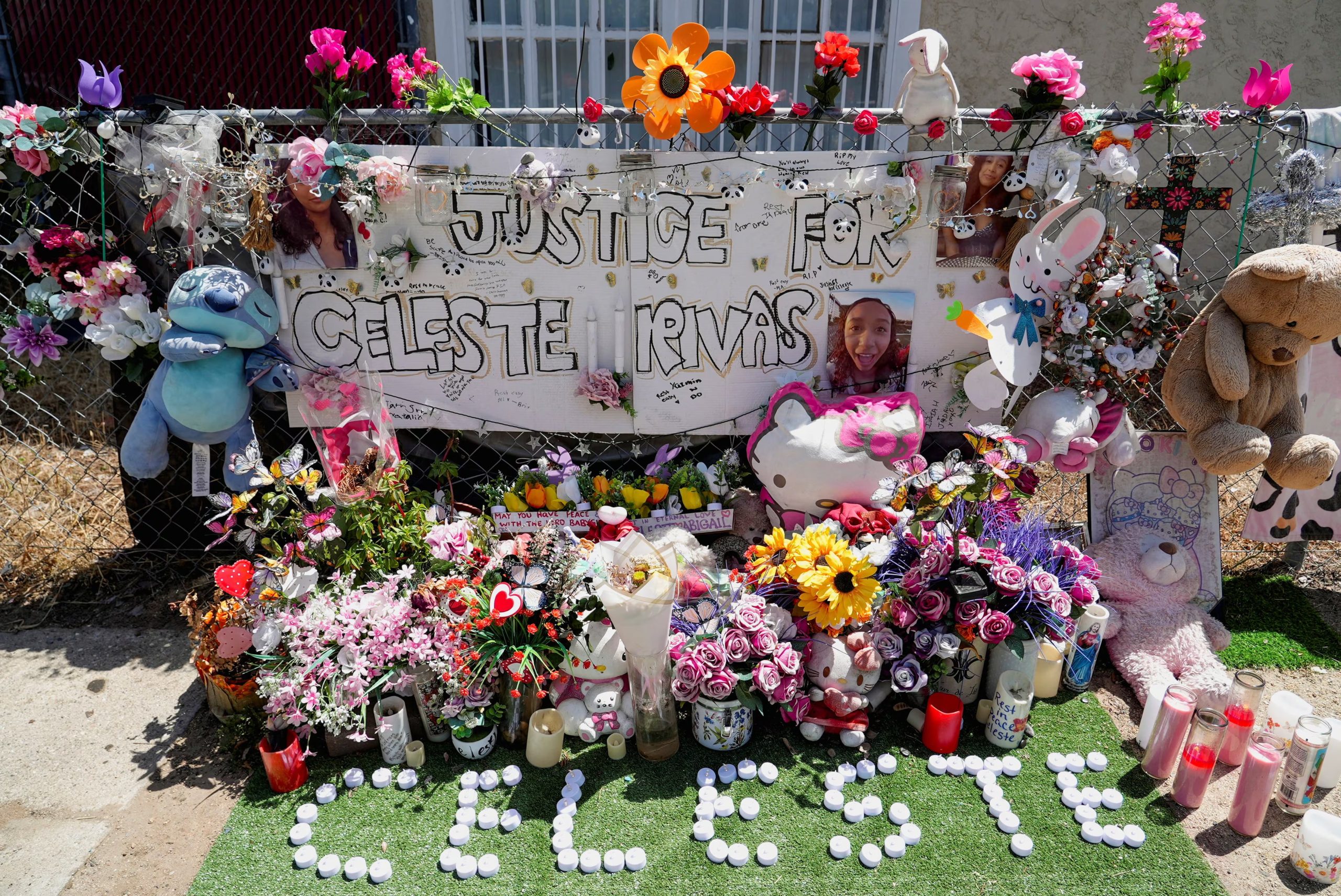 Un altar con flores, velas y peluches rinde homenaje a Celeste Rivas, de 14 años, cerca de la calle Jamieson en Lake Elsinore, California (REUTERS/Arafat Barbakh).