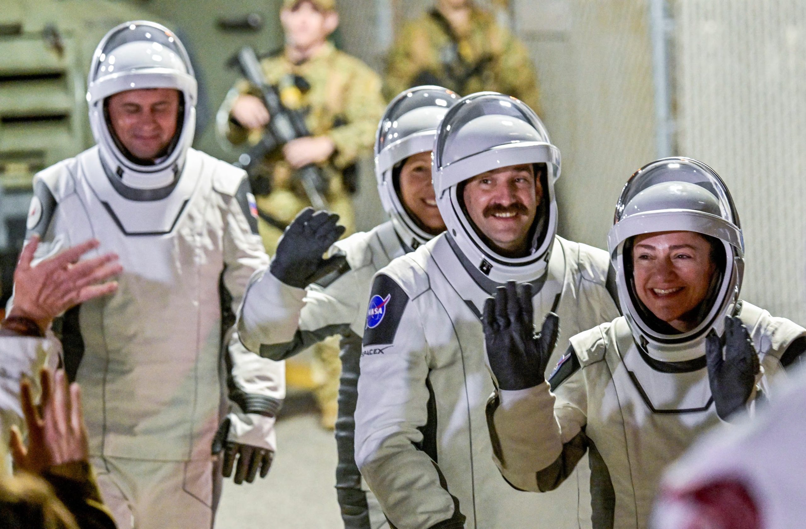 Las tripulaciones intercambiaron detalles sobre la vida a bordo, destacando diferencias entre la cápsula Orión y la estación orbital (REUTERS/Steve Nesius)