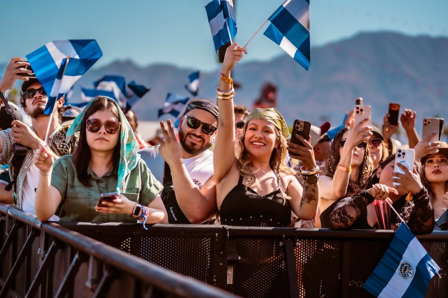 El público salvadoreño acompañó con entusiasmo a Los Hermanos Flores en su debut en Coachella el 11 de abril. (Cortesía: Los Hermanos Flores Orquesta Internacional﻿)