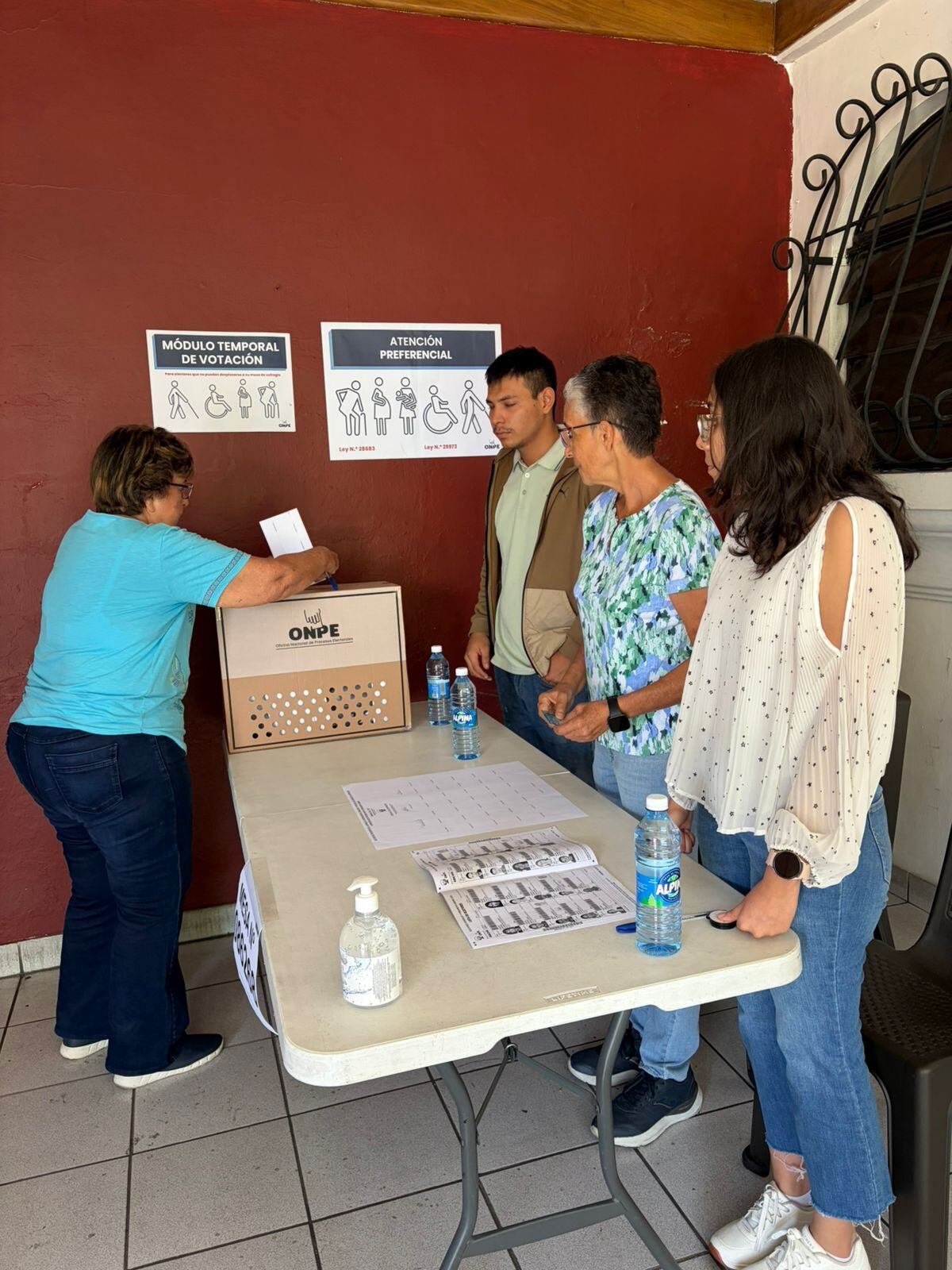 Un mensaje oficial de la sede diplomática resaltó la importancia del trabajo realizado por el personal que vela por el cumplimiento de los procedimientos electorales y alentó a conservar el civismo en la jornada (Foto cortesía Embajada de Perú)