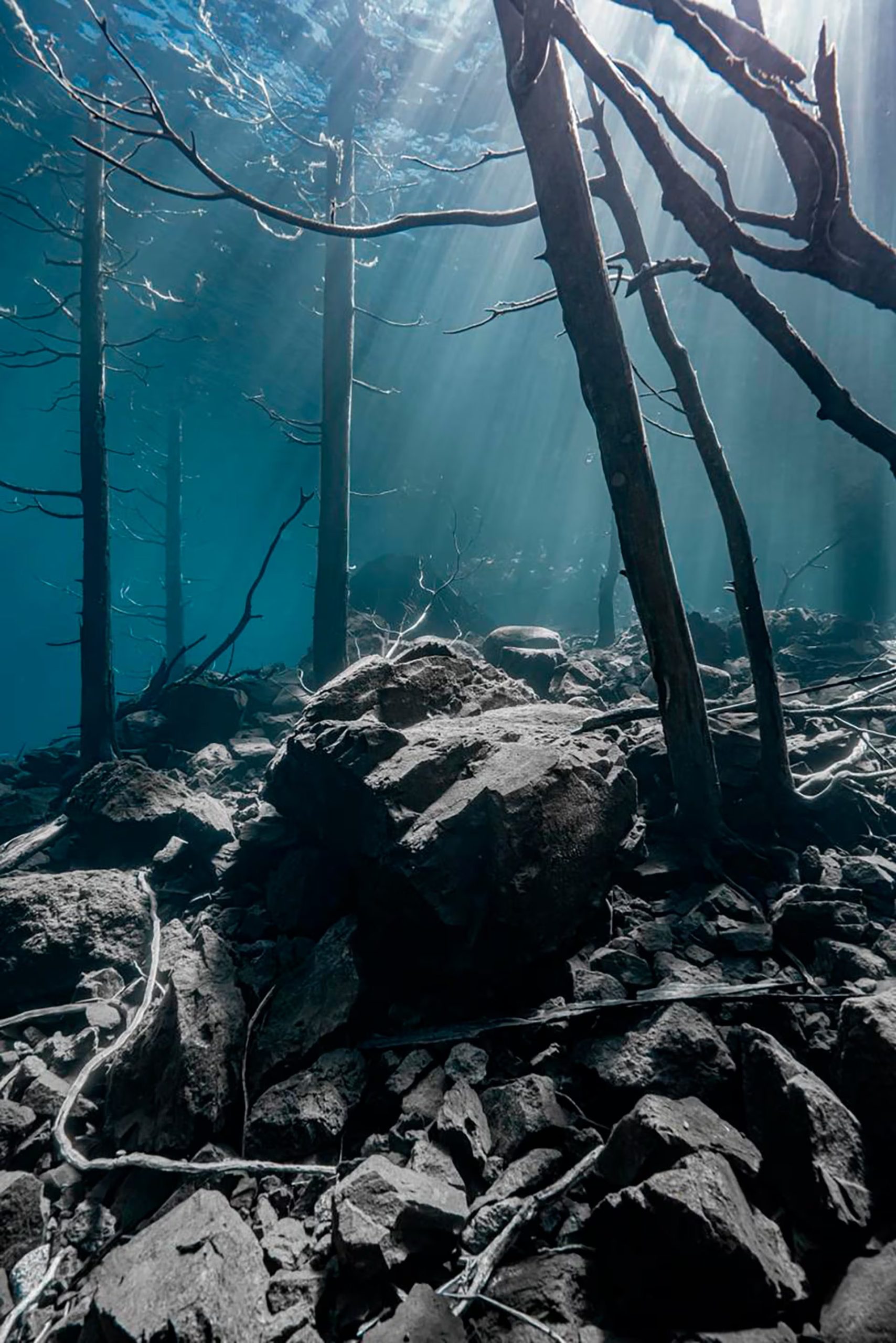 El sol se filtra y llega a las profundidades del lago Traful (@romigiorno)