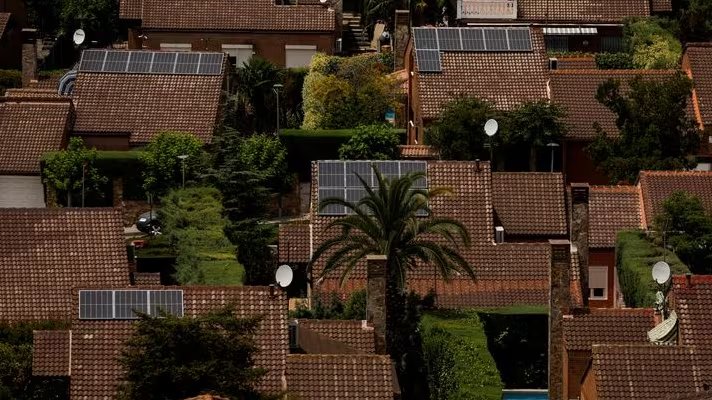 Paneles solares en los tejados de las casas en el barrio acomodado de Rivas-Vaciamadrid, al sur de Madrid, España, 6 de junio de 2022. REUTERS/Susana Vera