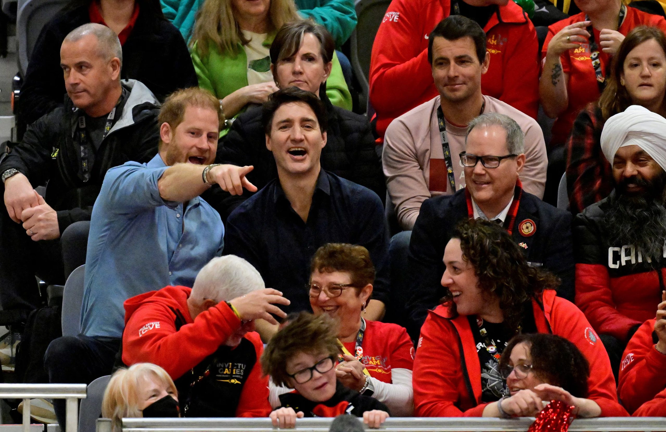 El primer ministro de Canadá, Justin Trudeau, y el príncipe Harry de Gran Bretaña reaccionan durante la competición de remo en pista cubierta de los Juegos Invictus en Vancouver, Columbia Británica, Canadá, el 16 de febrero de 2025. (REUTERS/Jennifer Gauthier).
