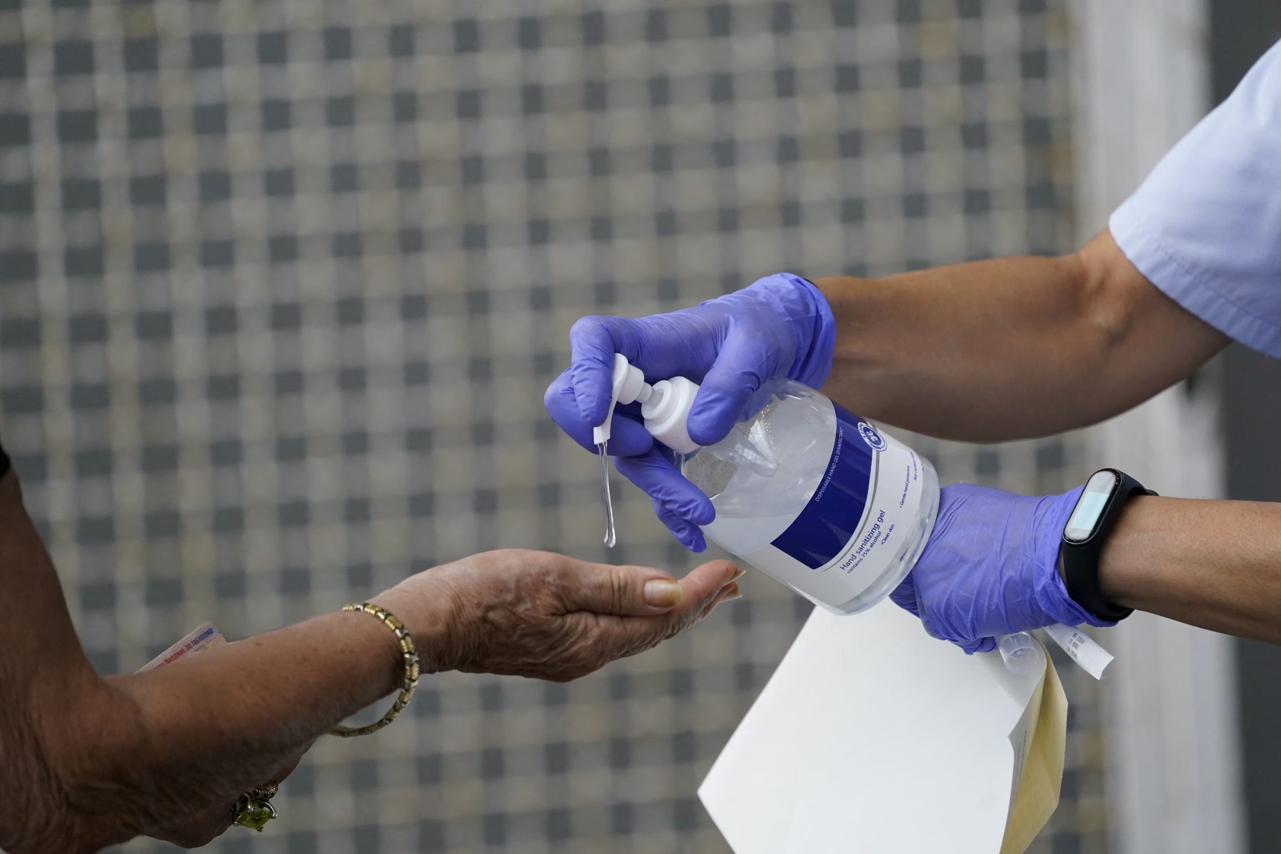 El auge en el consumo de cremas y accesorios para manos se relaciona con el impacto de la pandemia y el uso de desinfectantes (REUTERS/Vincent West)