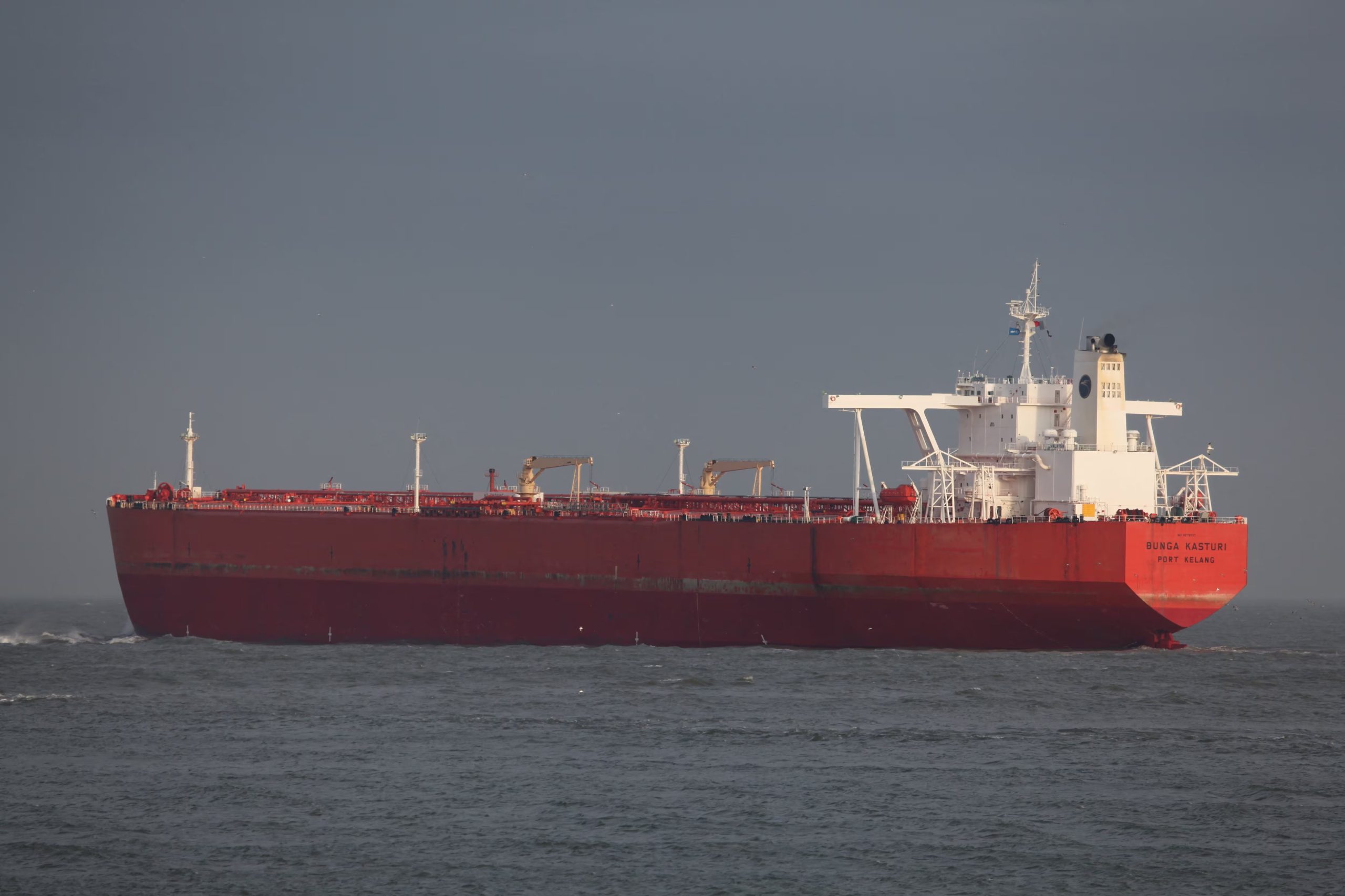 Un petrolero navega en alta mar. Desde el inicio del bloqueo naval el 13 de abril, solo cinco cargamentos de crudo iraní fueron registrados, contra 2,1 millones de barriles diarios exportados en la primera quincena del mes. (Reuters/Michael Schindler)