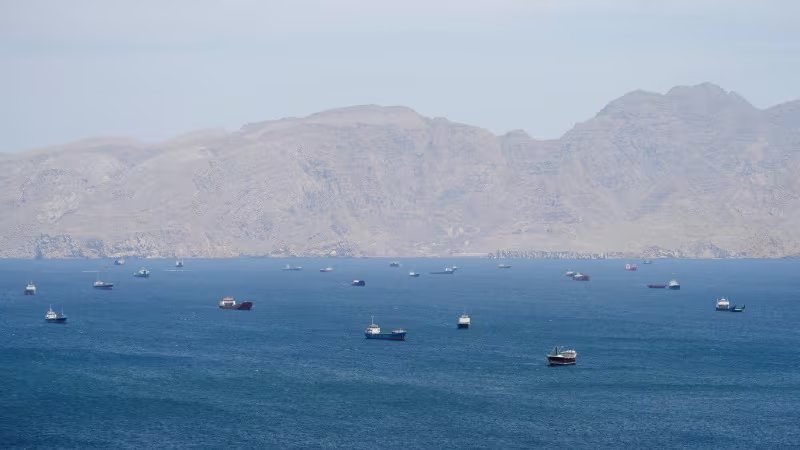 Buques en el estrecho de Ormuz, visto desde Musandam, Omán. 27 abril 2026. REUTERS/Stringer