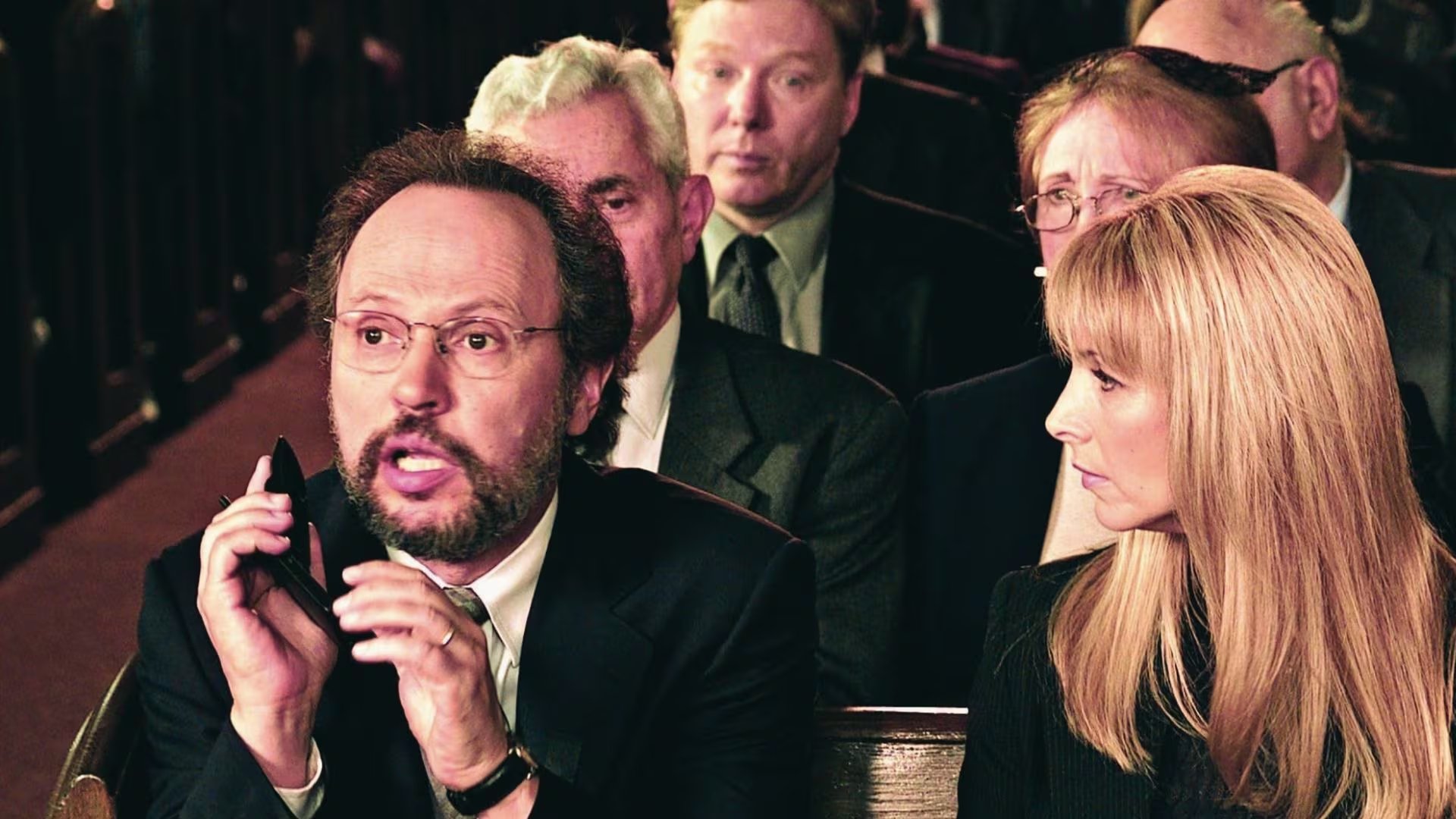  Lisa Kudrow y Billy Crystal en una escena de Analyze This (Créditos: IMDb)
