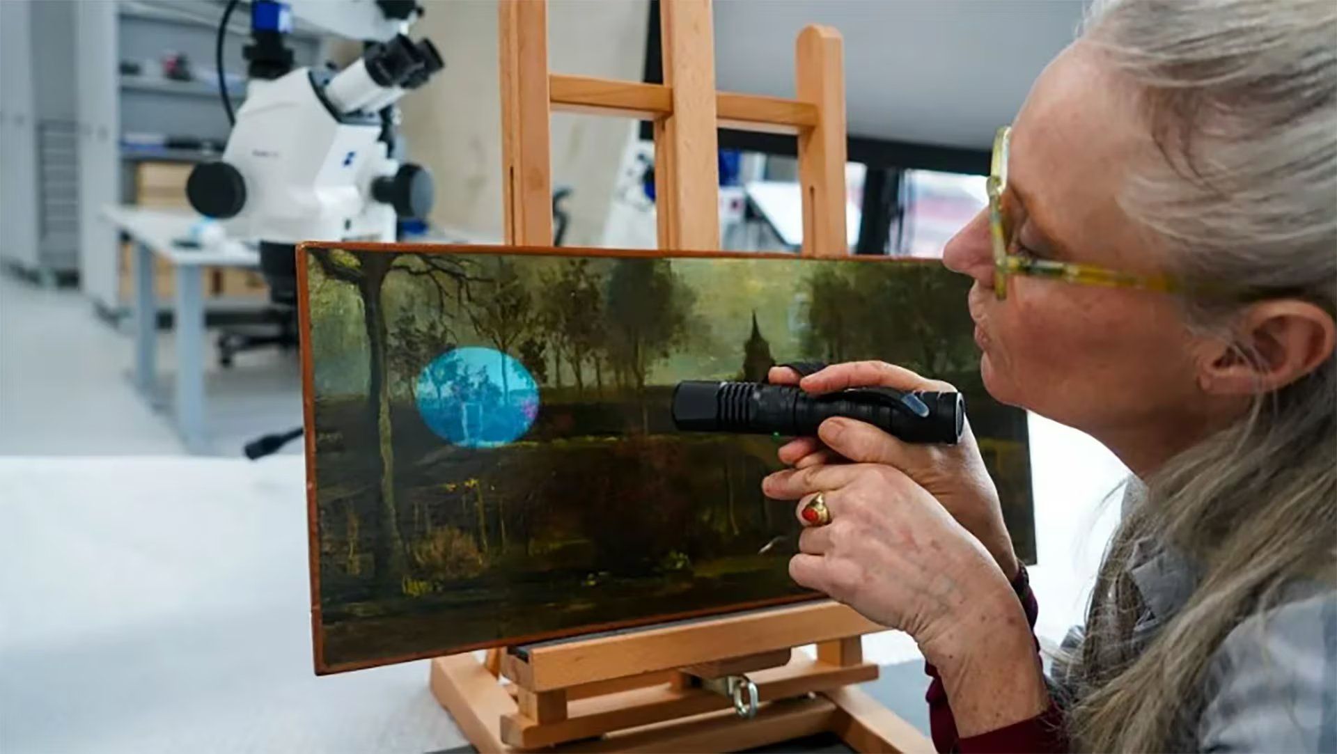 La restauradora Marjan de Visser asumió la delicada labor de intervenir la obra tras los daños sufridos