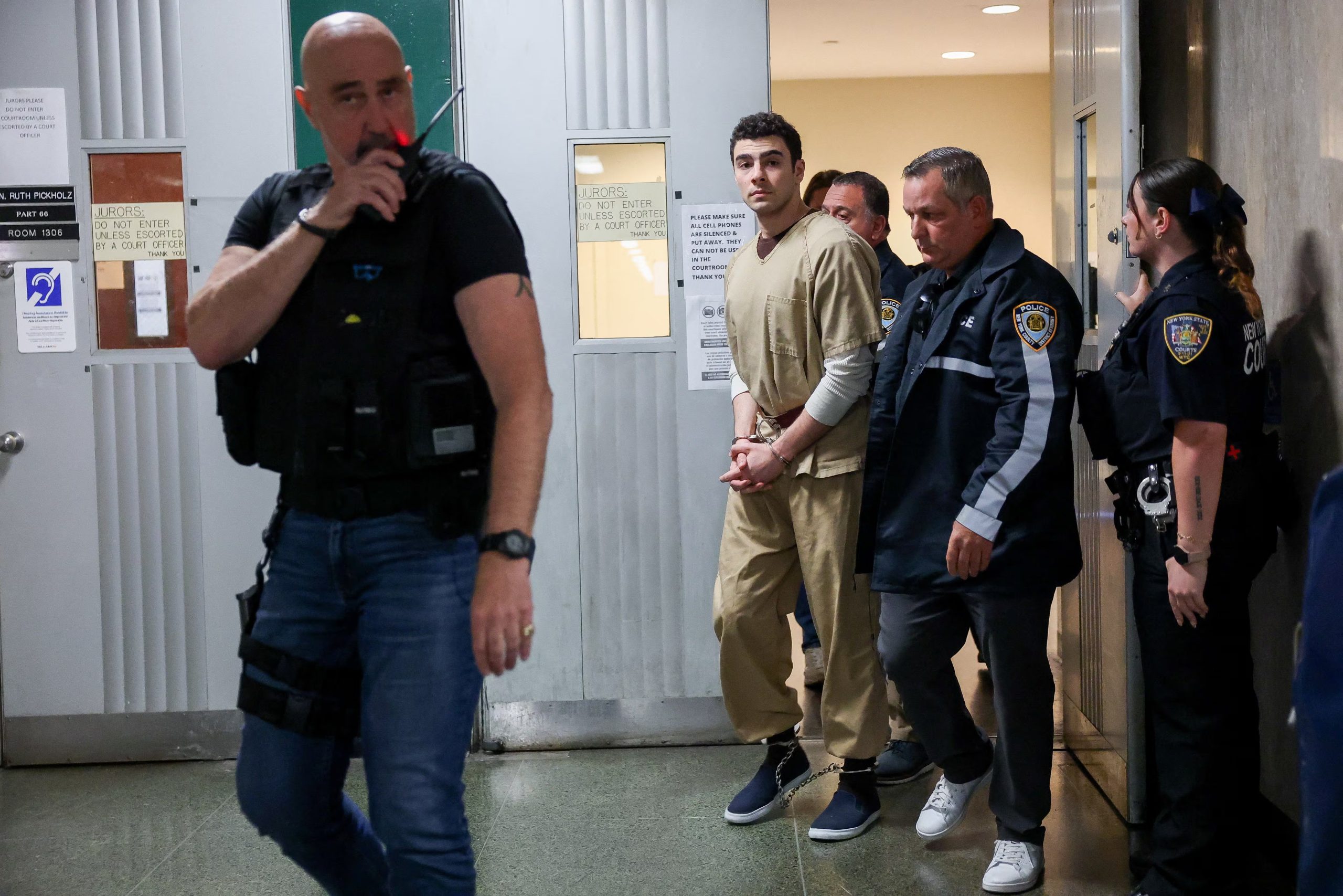 La defensa de Luigi Mangione solicitó aplazar el juicio hasta enero de 2027, pero la jueza lo denegó por oposición de la fiscalía. (REUTERS/Mike Segar)