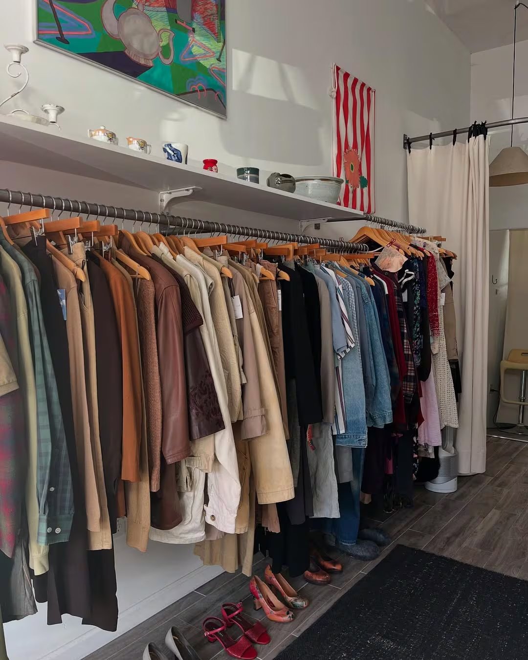 Lo que distingue a San Francisco en el mapa global de la moda vintage es la combinación de historia, identidad local y alcance internacional. El portal especializado en cultura urbana Secret San Francisco destaca que algunas boutiques, como Chameleon en Japantown, tienen el 50 % de su colección importada desde Japón, reflejando la influencia asiática en la cultura y el estilo de la ciudad. Foto: Instagram @body.philosophy.club