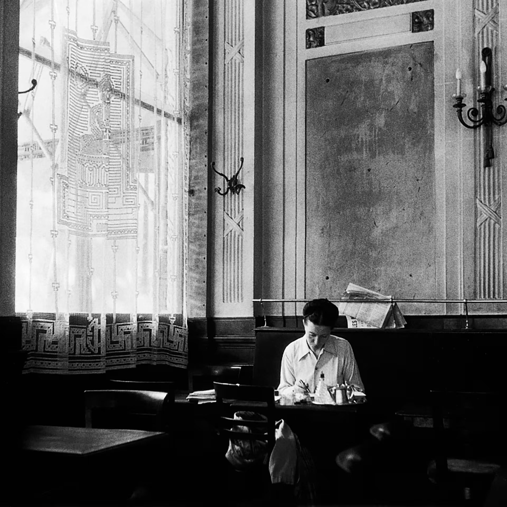 La filósofa y feminista Simone de Beauvoir en el café Deux Magots, junto a la Iglesia Saint-Germán-des-Prés, en París. / Imagen de archivo