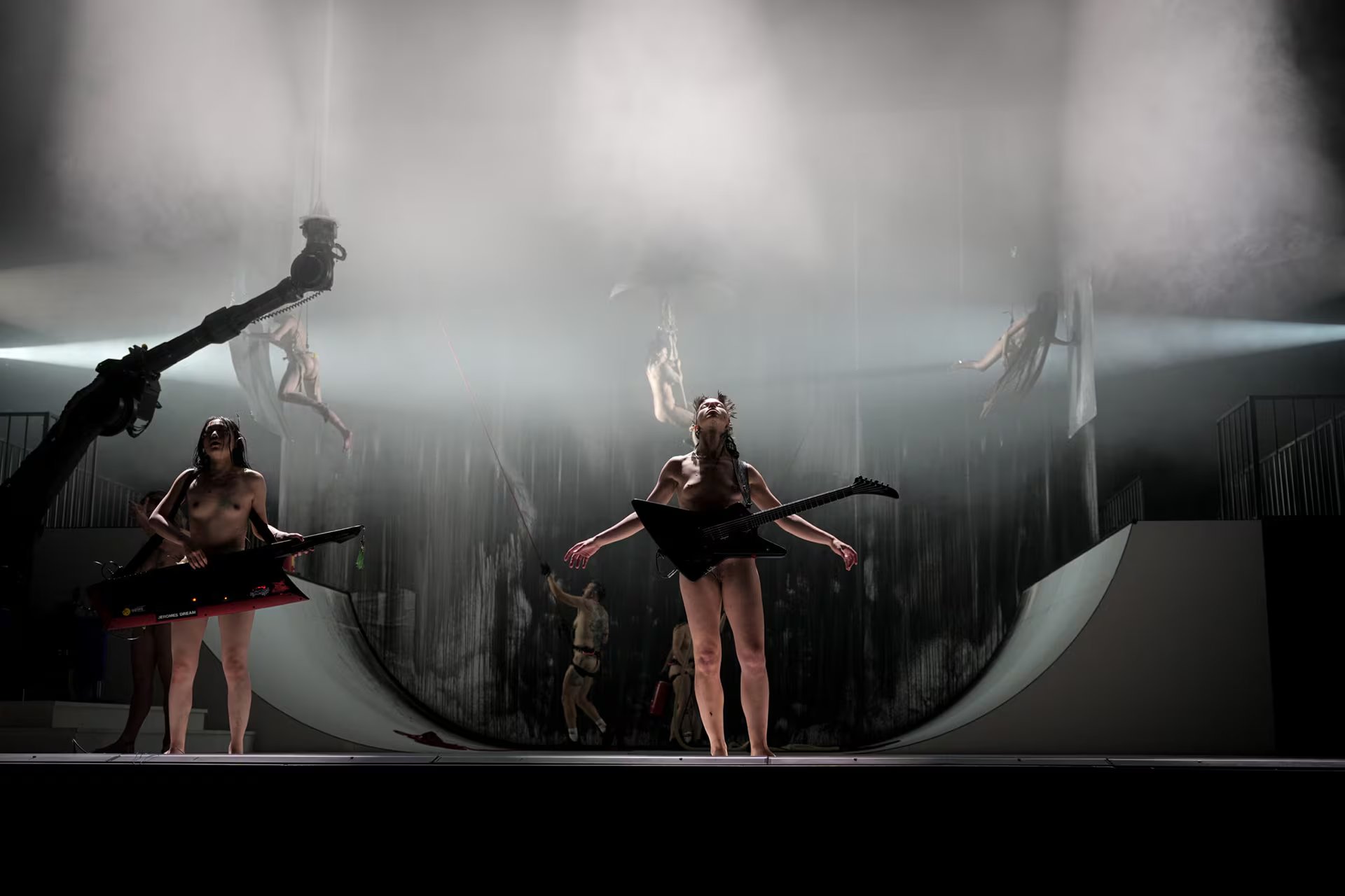 Sancta utiliza música litúrgica, pop y metal para abordar la liberación sexual y el poder femenino dentro de una comunidad religiosa