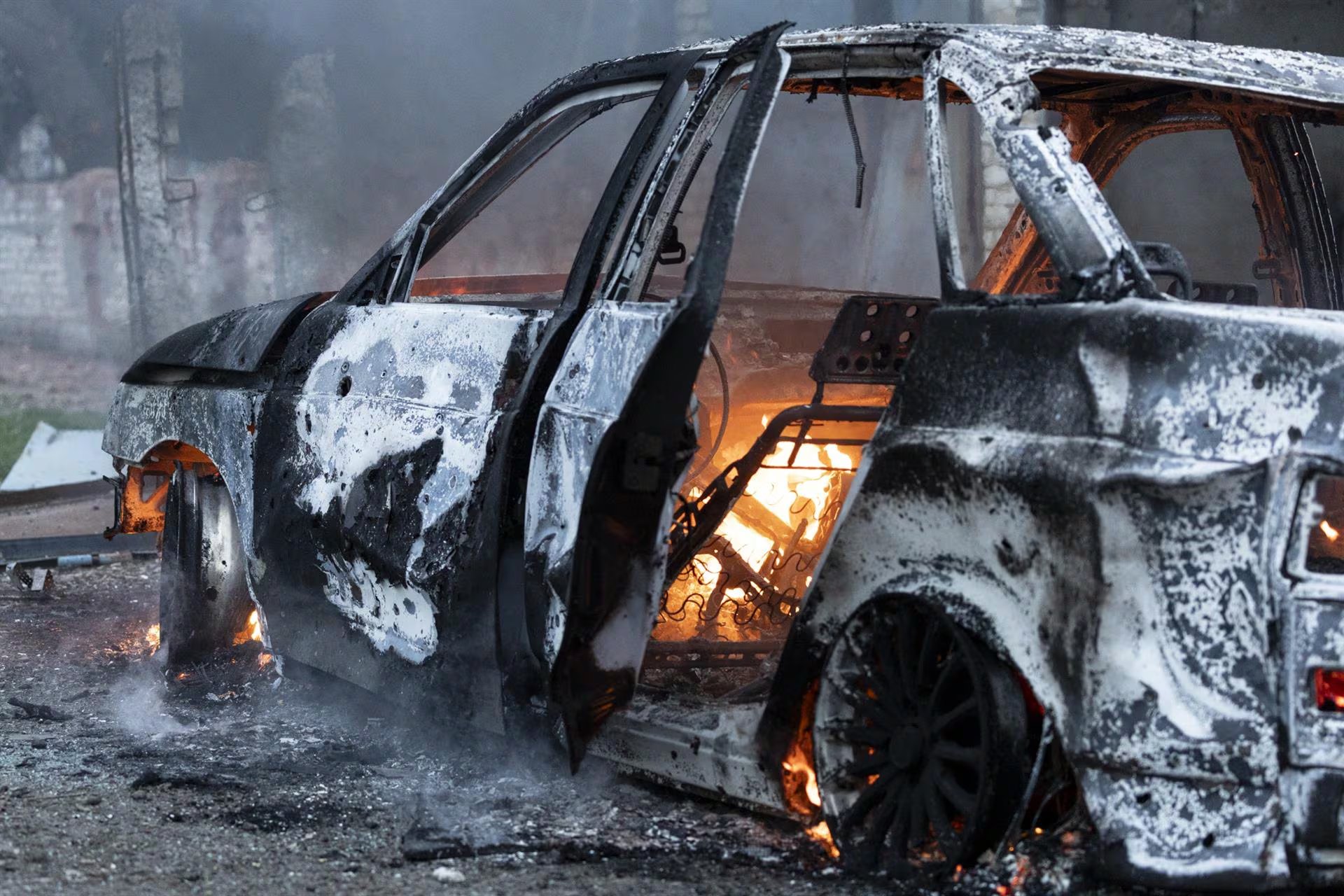 Imagen del estado en qué quedó el auto incendiado.