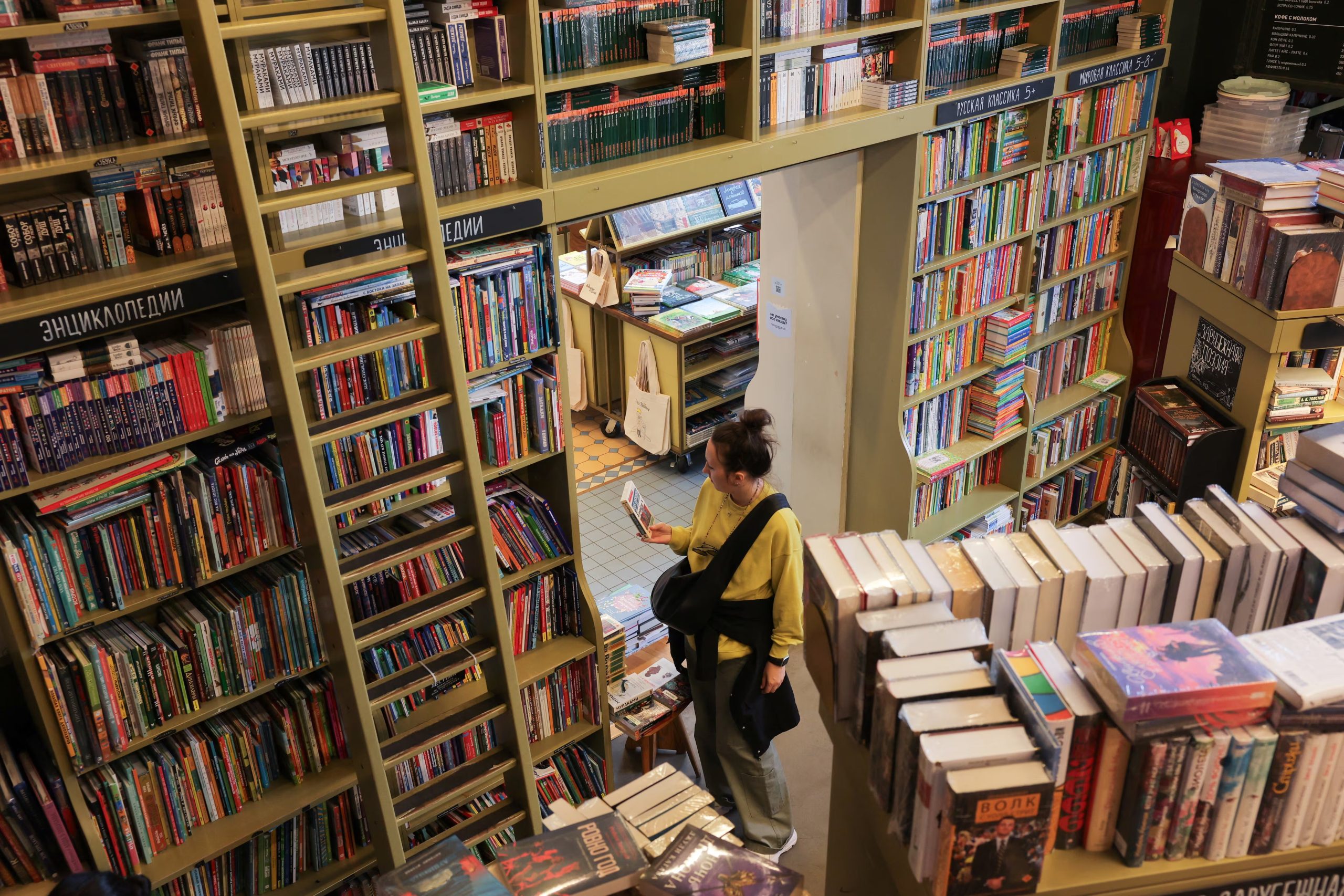 Un visitante hojea un libro en una librería de San Petersburgo, Rusia, 1 de septiembre de 2025. Desde el inicio de la guerra en Ucrania, Rusia ha acelerado la censura y la persecución de contenidos considerados contrarios a los 