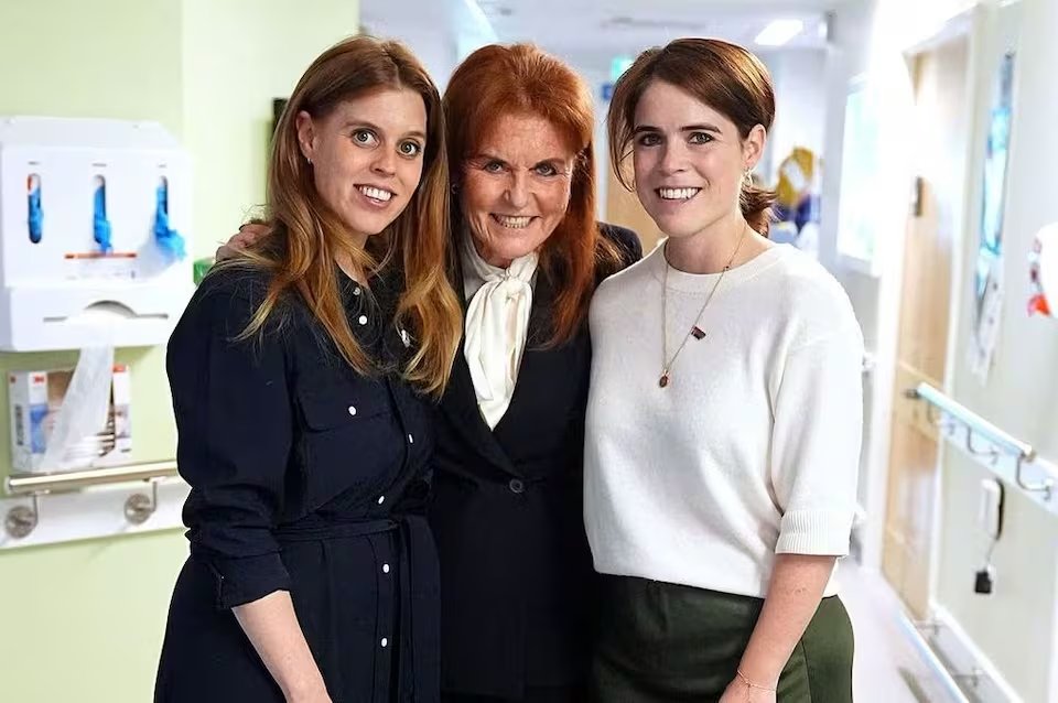 Las princesas Beatriz y Eugenia con Sarah Ferguson, exduquesa de York (@princesseugenie).