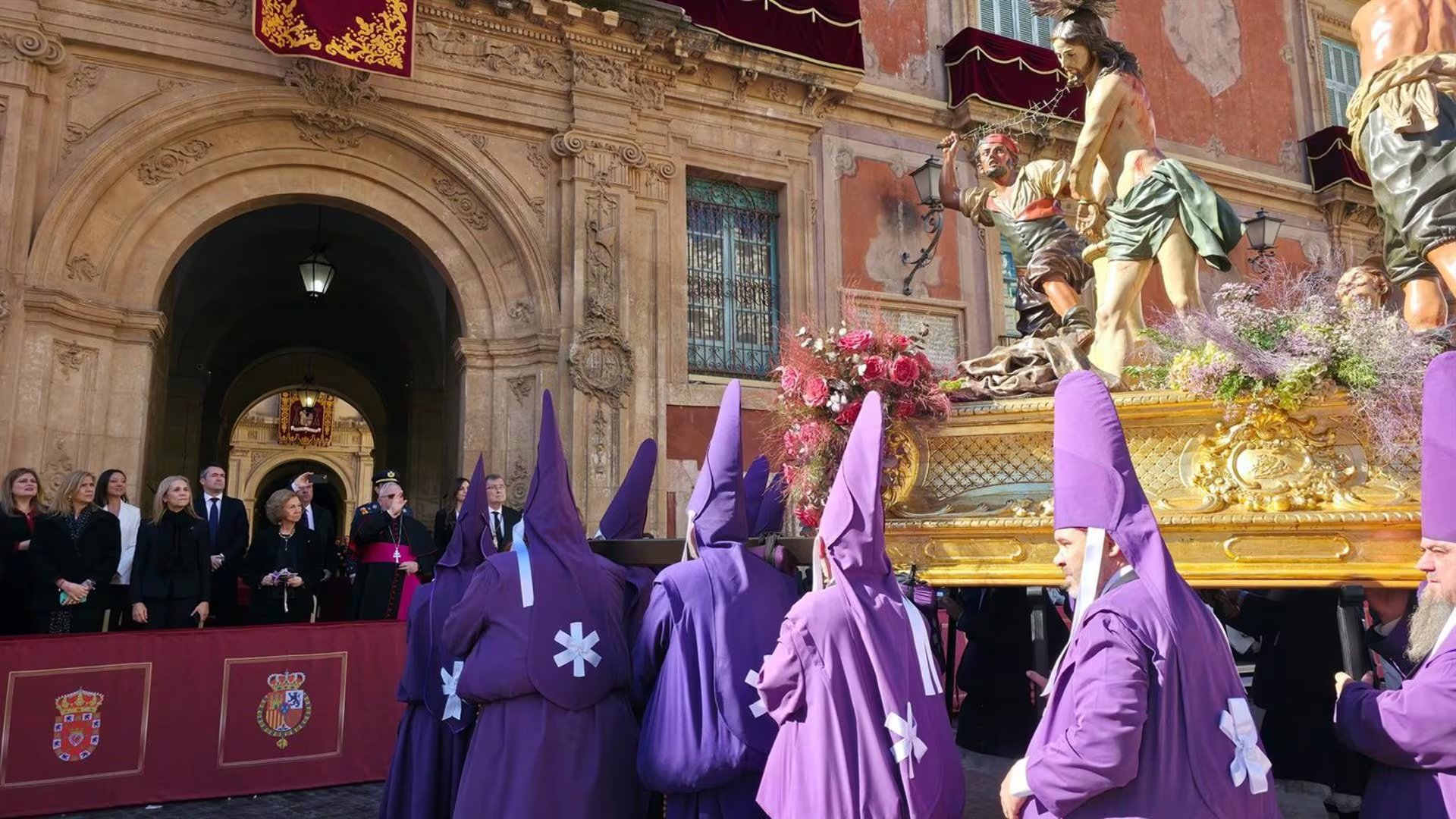 La reina Sofía y las infantas Elena y Cristina observan el paso de 'Los Azotes' de Francisco Salzillo durante la procesión de Viernes Santo
(Europa Press)